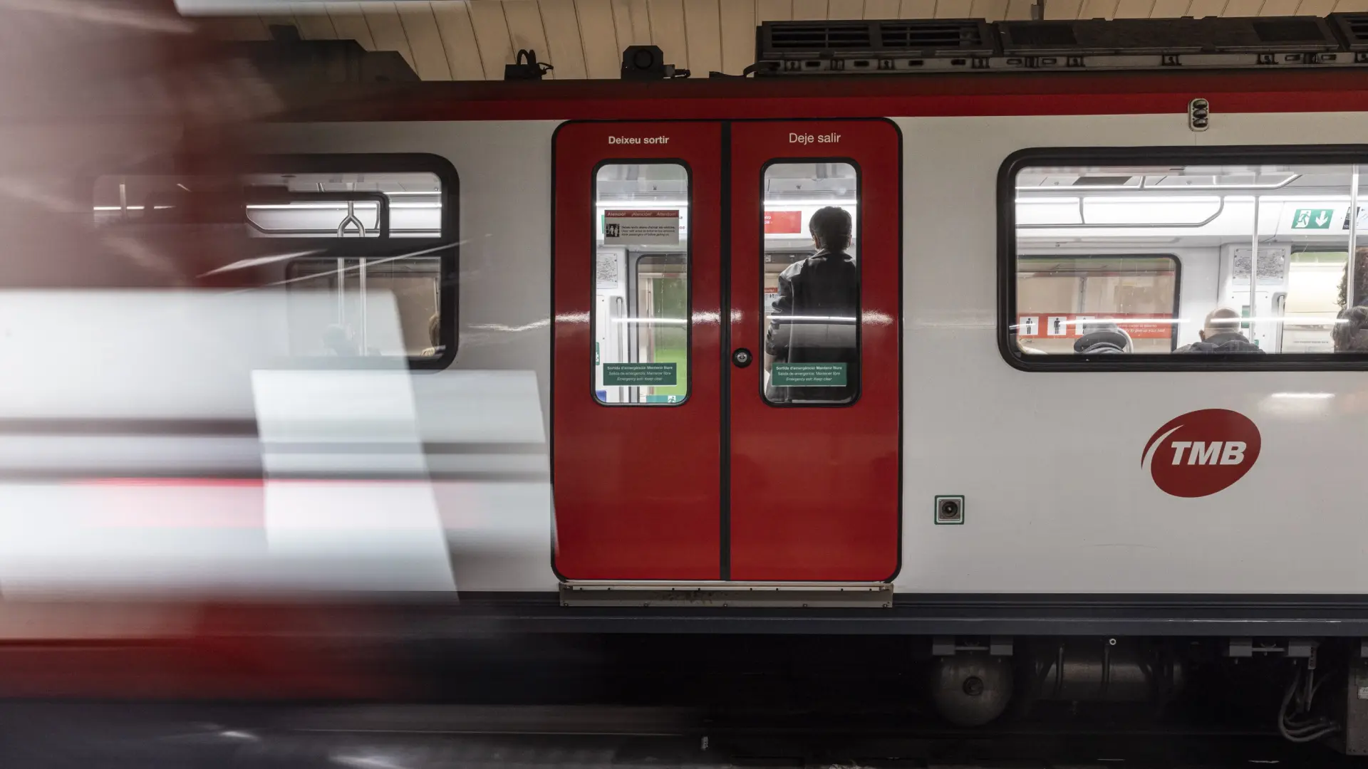 Barselona Metrosu'nda Çifte Kriz: Collblanc İstasyonu Duman Sonrası Açıldı, Tren
