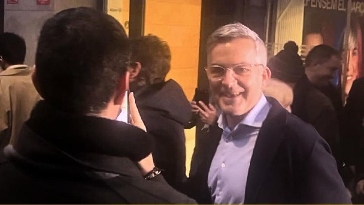 Günün İlginç Karesi: Víctor Font, Laporta'nın Seçim Ofisinin Önünden G