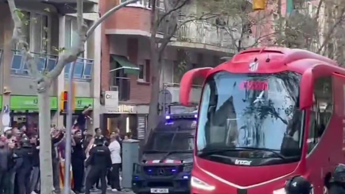 Barcelona'da Şok Görüntüler: Atlético Otobüsüne Saldırı, Taraftar Şiddeti Gündemde