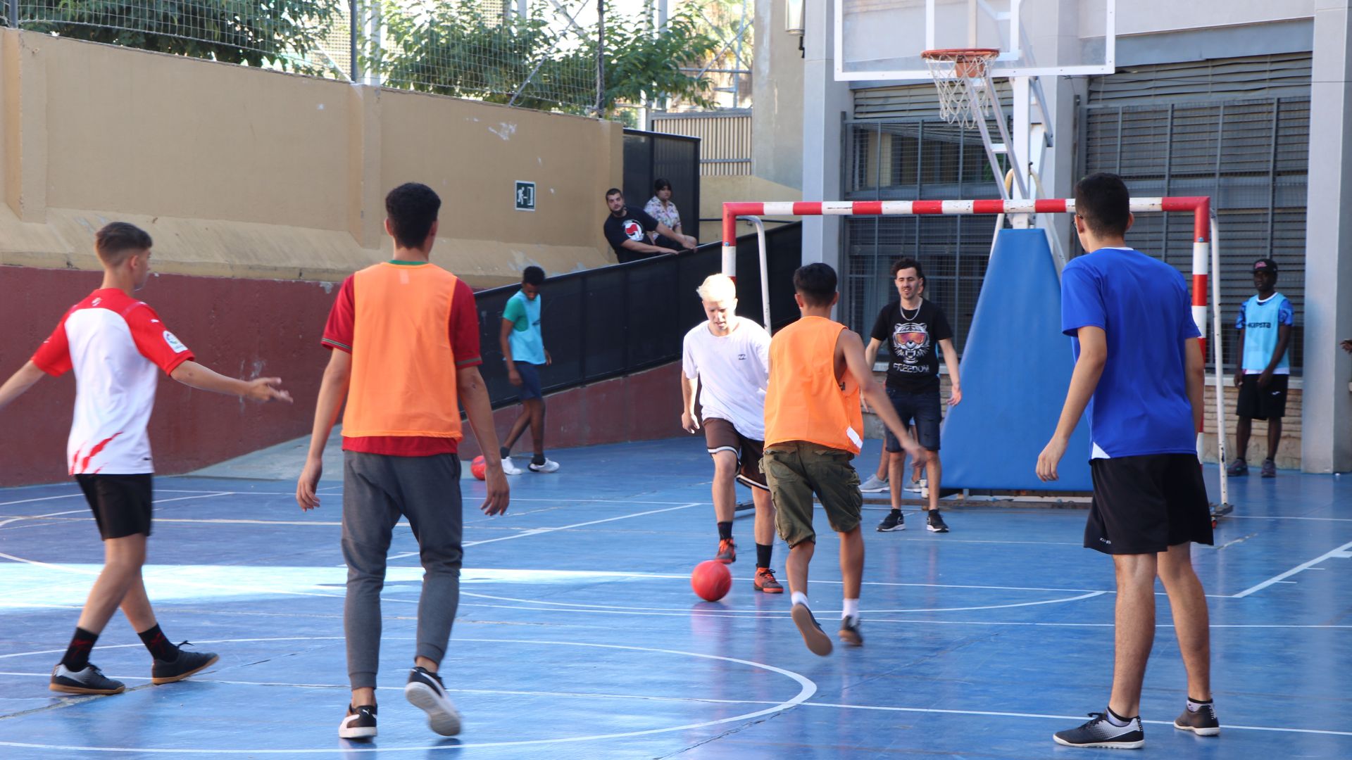 Barselona'da Gençler Arasında Katalanca Kullanımı Azalıyor: Dilin Geleceği Tartışılıyor