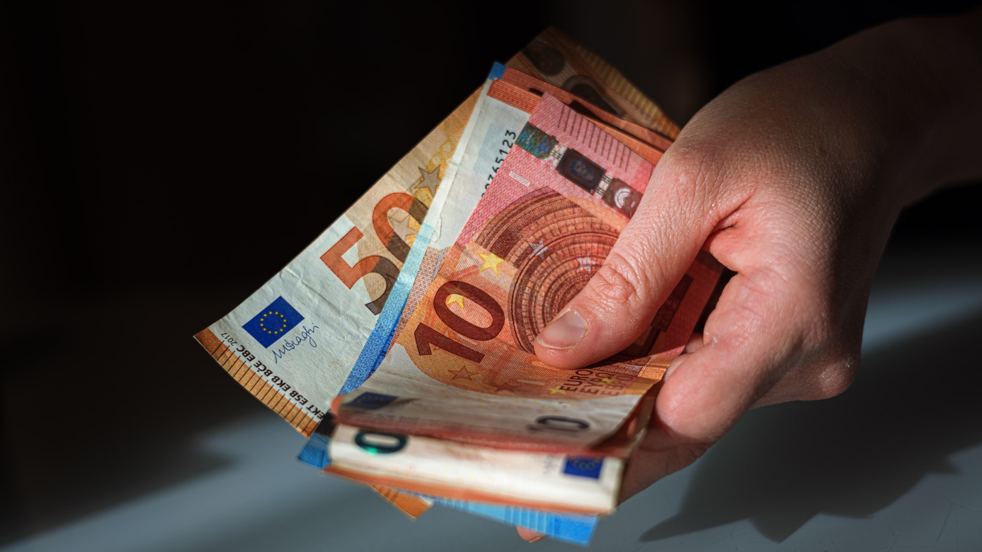 Jeopolitik Gerilimler Arasında Uzmanlar: Evde Nakit Bulundurmak "İhtiyatlı" Ancak