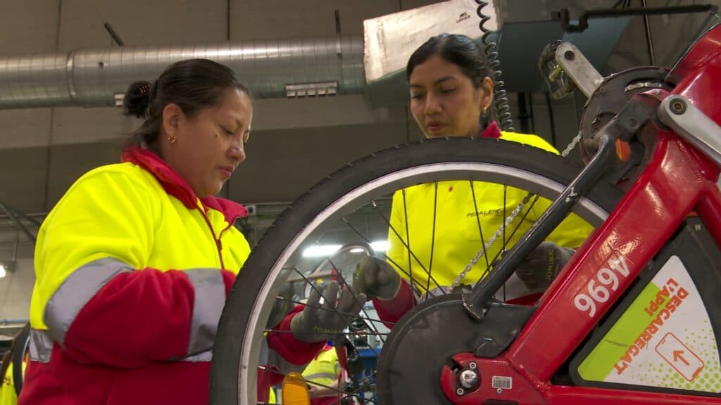 Barselona'da Kadınlara Bisiklet Tamirciliği Eğitimi: "Hayatım Değişti"