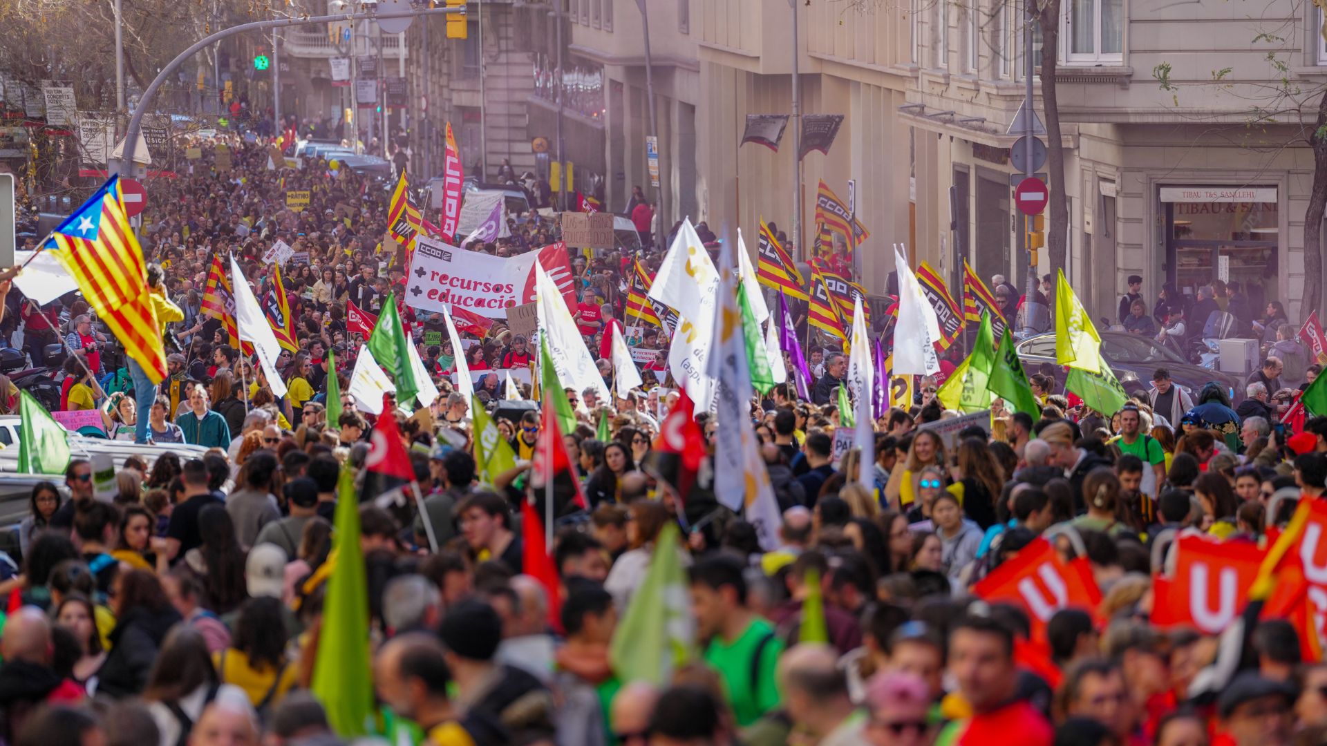 Katalonya'da Eğitim Grevi Derinleşiyor: Büyük Sendikalar Anlaşmayı Reddetti