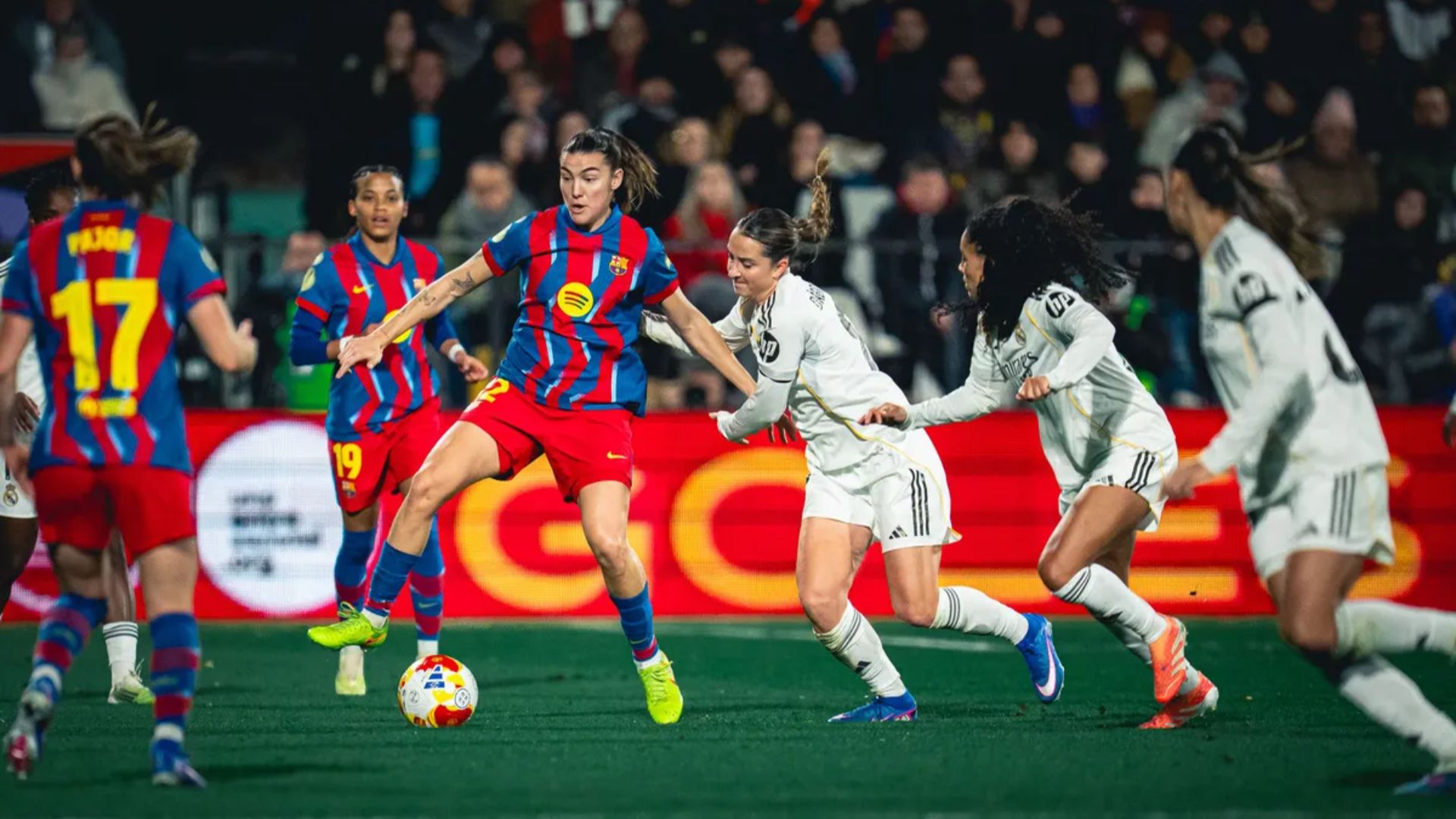 Kadınlar Futbolunda Tarihi 'El Clásico' Üçlemesi: Barca ve Real Madrid Avrupa ve Ligde