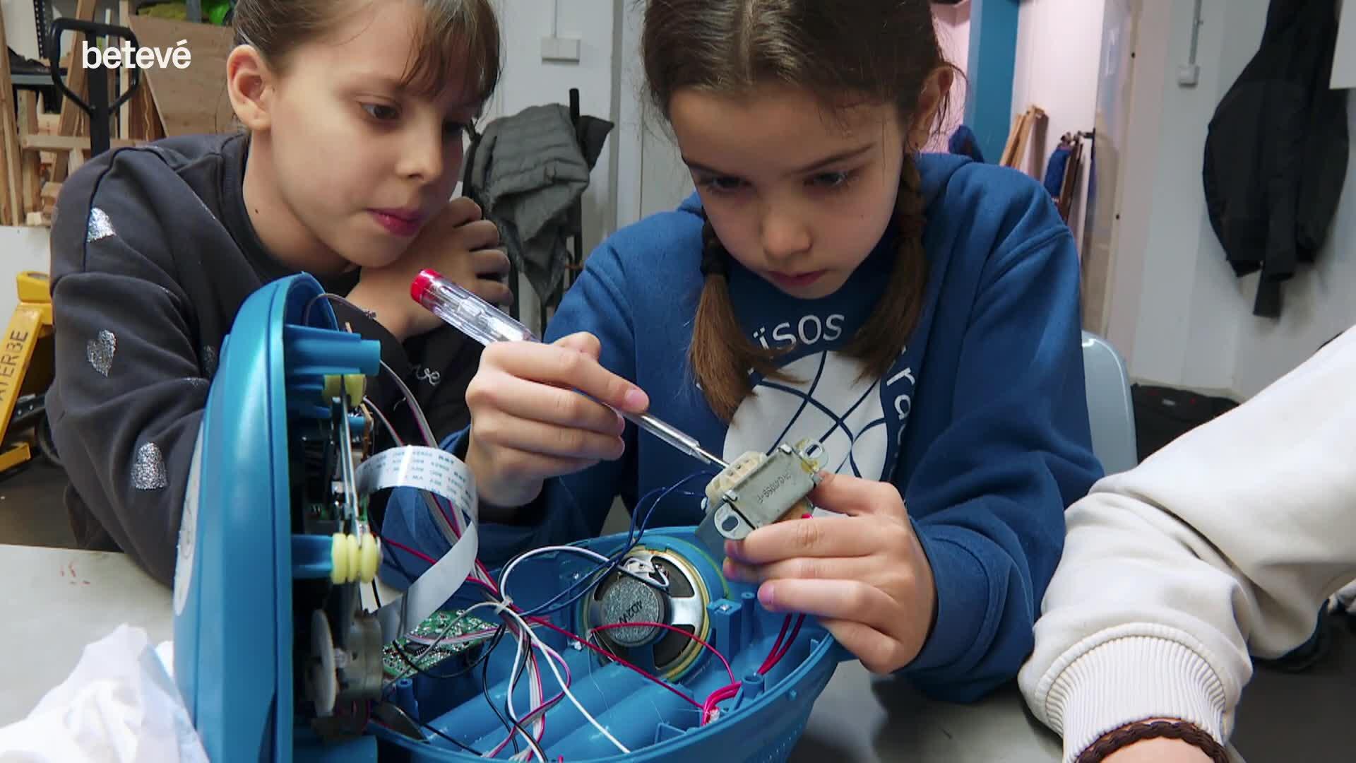 Barselona'da Elektronik Atık Yarışı: Çocuklar Geri Dönüşüm ve Onarımla Geleceği