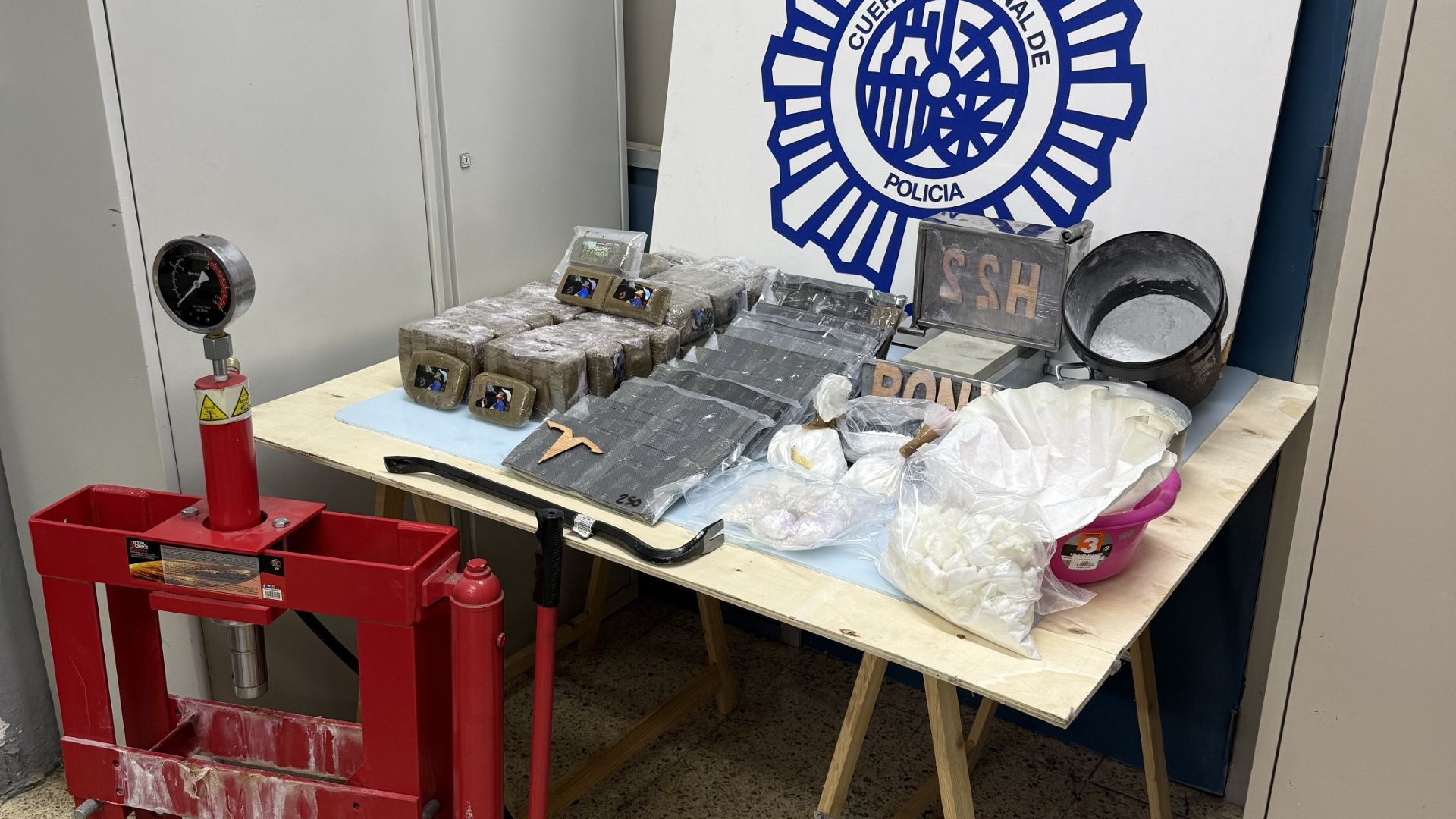 Barselona'da Müzik Dükkanı Kılığında Gizli Kokain Laboratuvarı Çökertildi: Büyük Darbe