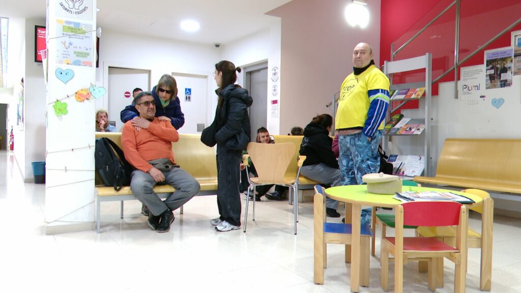 Barselona'da Evsiz Aileye Skandal Barınma: 5 Kişi Tek Odada Yaşıyor