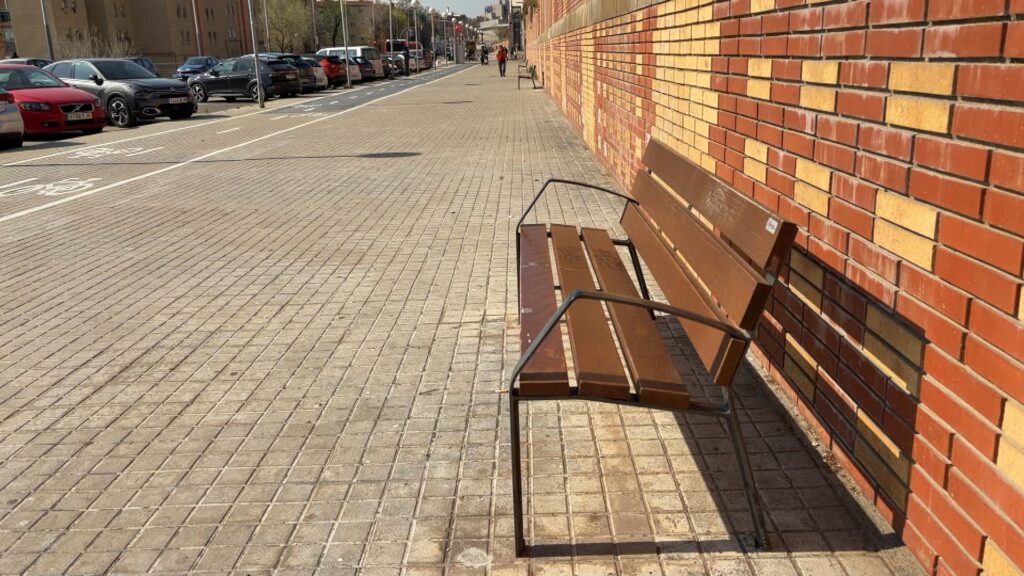 Barselona'nın Gölgesiz Asfalt Çölü: Aiguablava Caddesi'nde Yaşam Mücadelesi