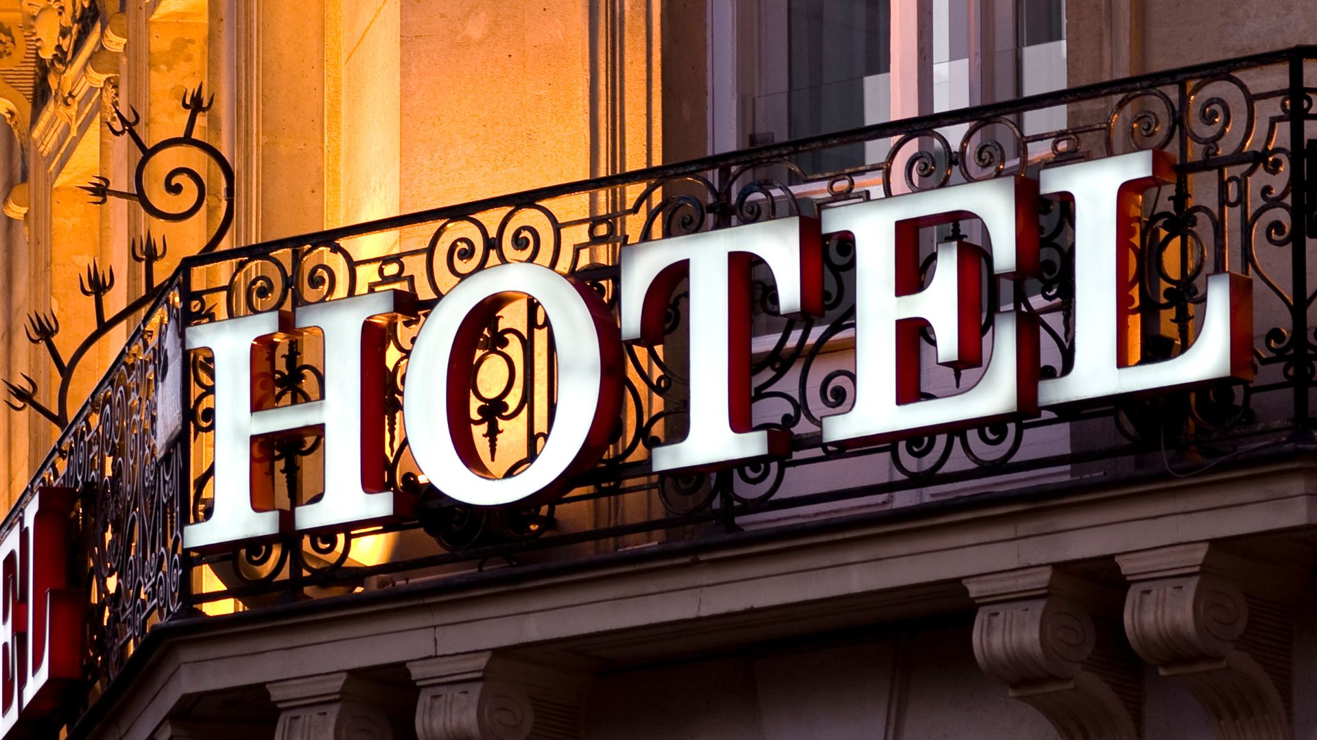 Barselona'da Turist Vergisi Tavan Yaptı: 5 Yıldızlı Otellerde Gecelik 12 Euro