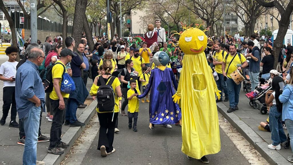 Barselona'da Dev Figürlerin Dansı: Okul Devleri Buluşması Gelenekleri Canlandırdı