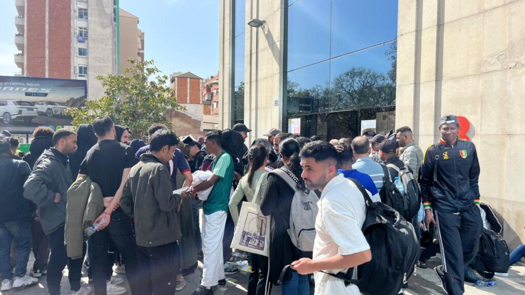Barselona'da Göçmen Ofisinde Kaos: Randevusuz Hizmet Noktası Kapatıldı