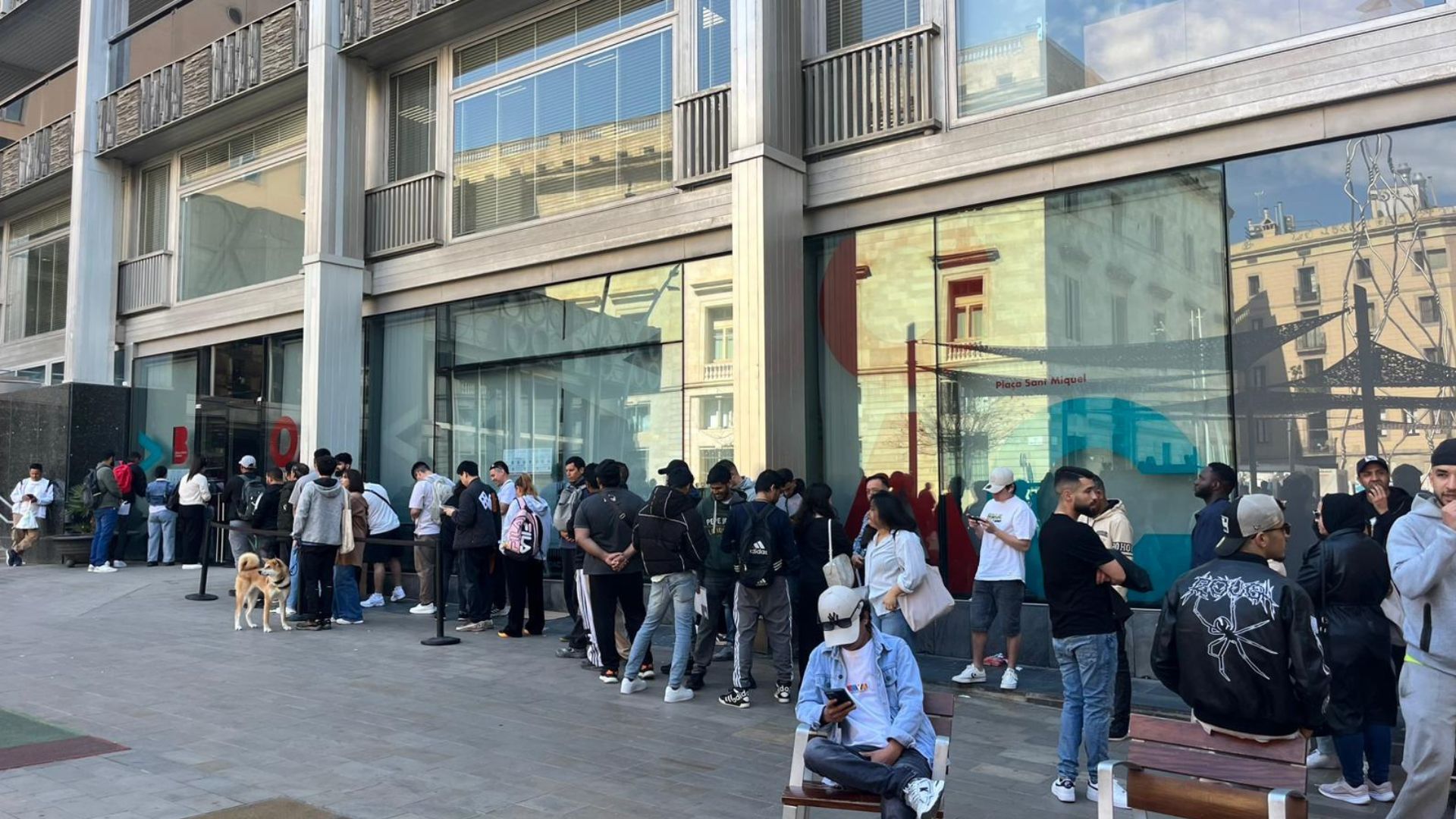 Barselona'da Göçmen Düzenlemesi İçin Uzayan Kuyruklar: Padrón Sistemi Çöktü