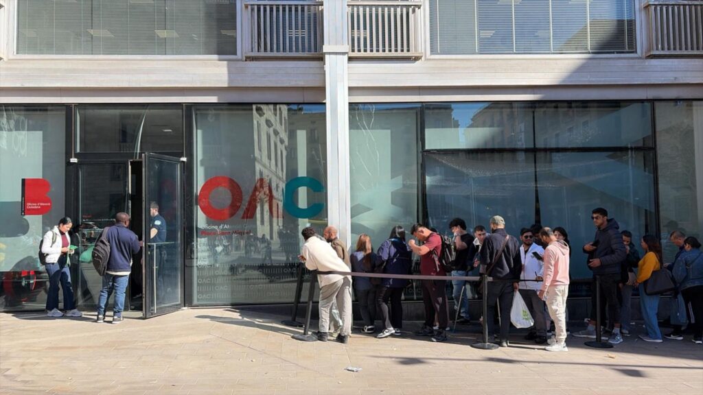 İspanya'da Göçmen Düzenlemesi Başladı: Barselona'da Uzun Kuyruklar Oluştu