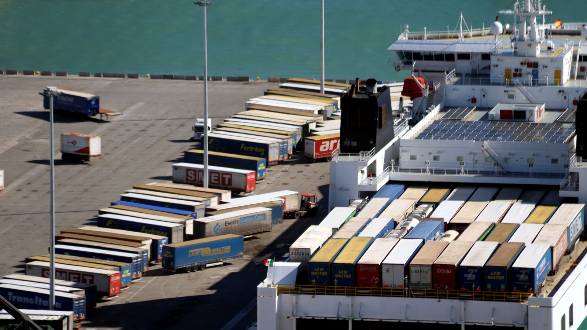 İran, Hürmüz Boğazı'nı Ticari Gemilere Açtığını Duyurdu: Bölgesel Barış Umudu mu?