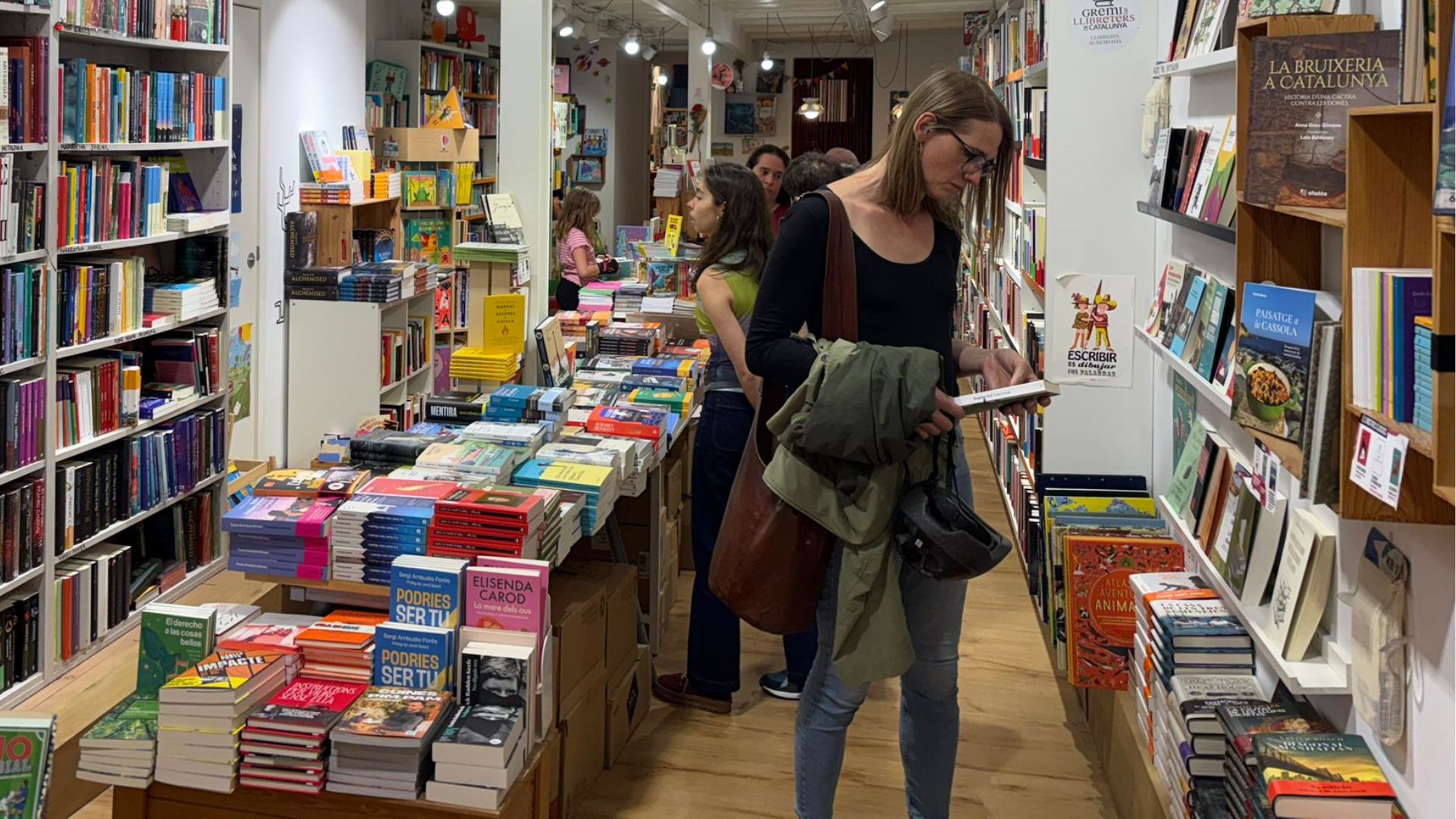 Sant Jordi Coşkusu Barselona'yı Sardı: Kitapçılar Yoğun Hazırlıkta!