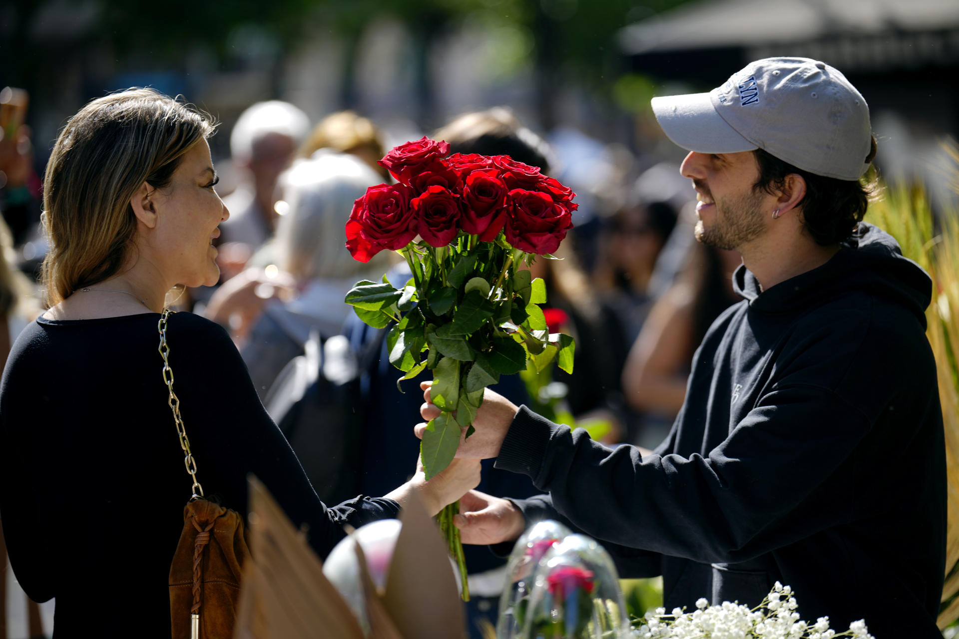 Barselona'da Sant Jordi 2026: Kitap ve Gül Bayramı Coşkuyla Kutlandı