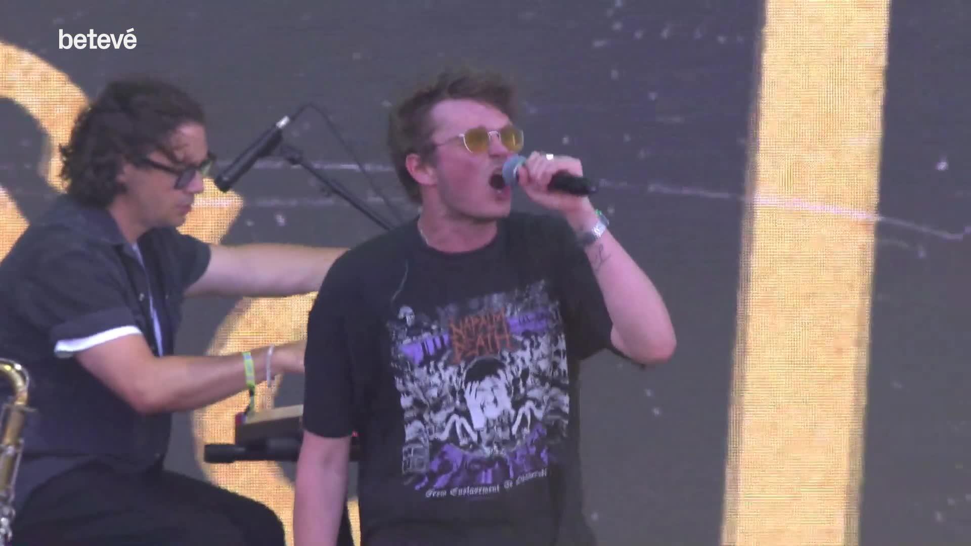 Yard Act, Primavera Sound 2026'ya Damga Vurdu: Post-Punk Rüzgarı Barselona'yı Sardı