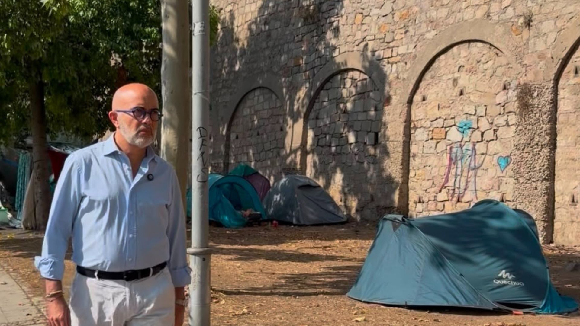 Barselona'da Evsizlik Krizi: Halk Partisi Collboni Hükümetini 'Gecekondulaşmakla' Suçluyor
