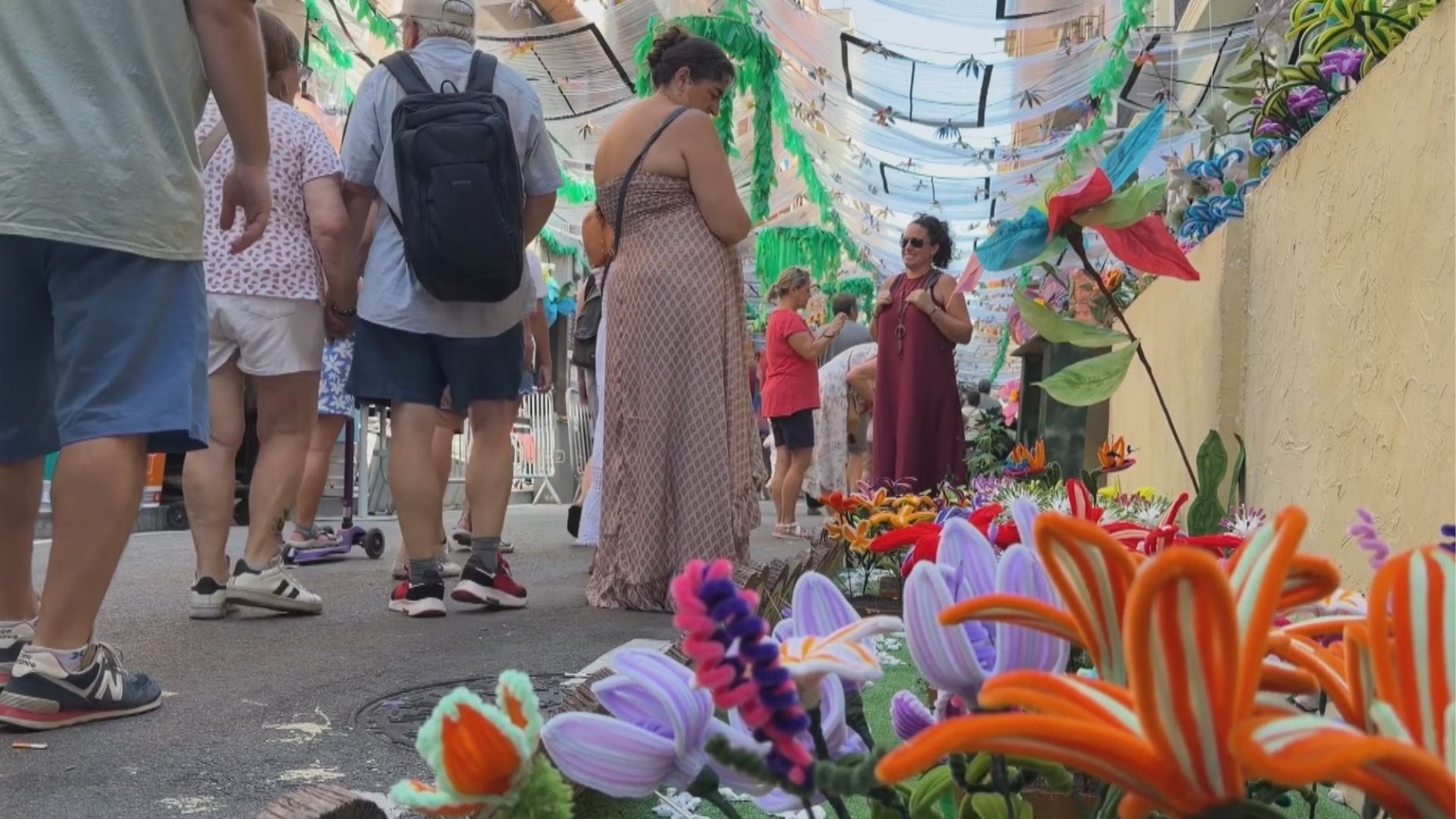 Gràcia Festivalleri Sonrası Sokak Süslemeleri: Geri Dönüşüm, Bağış ve Toplumsal Miras