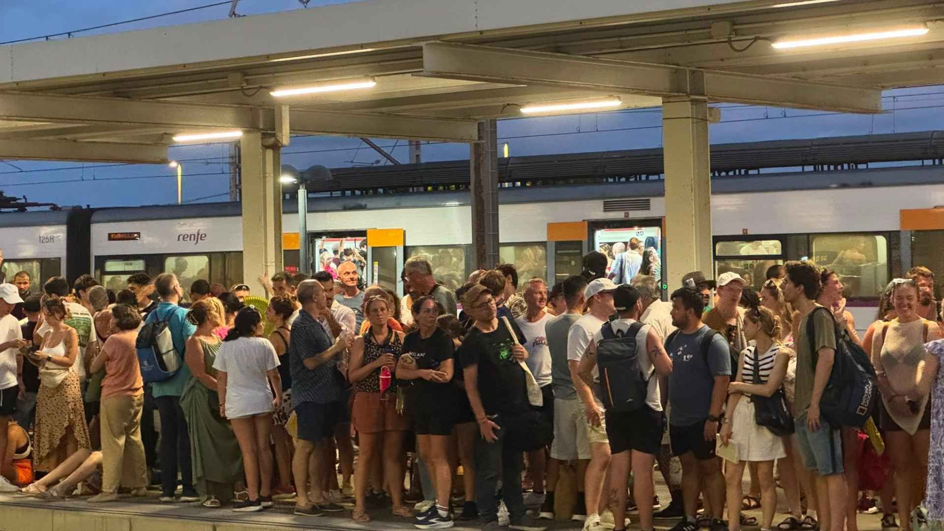 Renfe'den Eklips Kaosuna Özür: "Daha Fazla Trenimiz Yok"