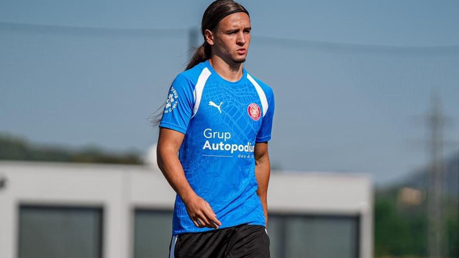 İspanyol Futbolunun Yeni Gözdesi: Girona'nın Saçlarıyla Büyüleyen Yeteneği Izan González
