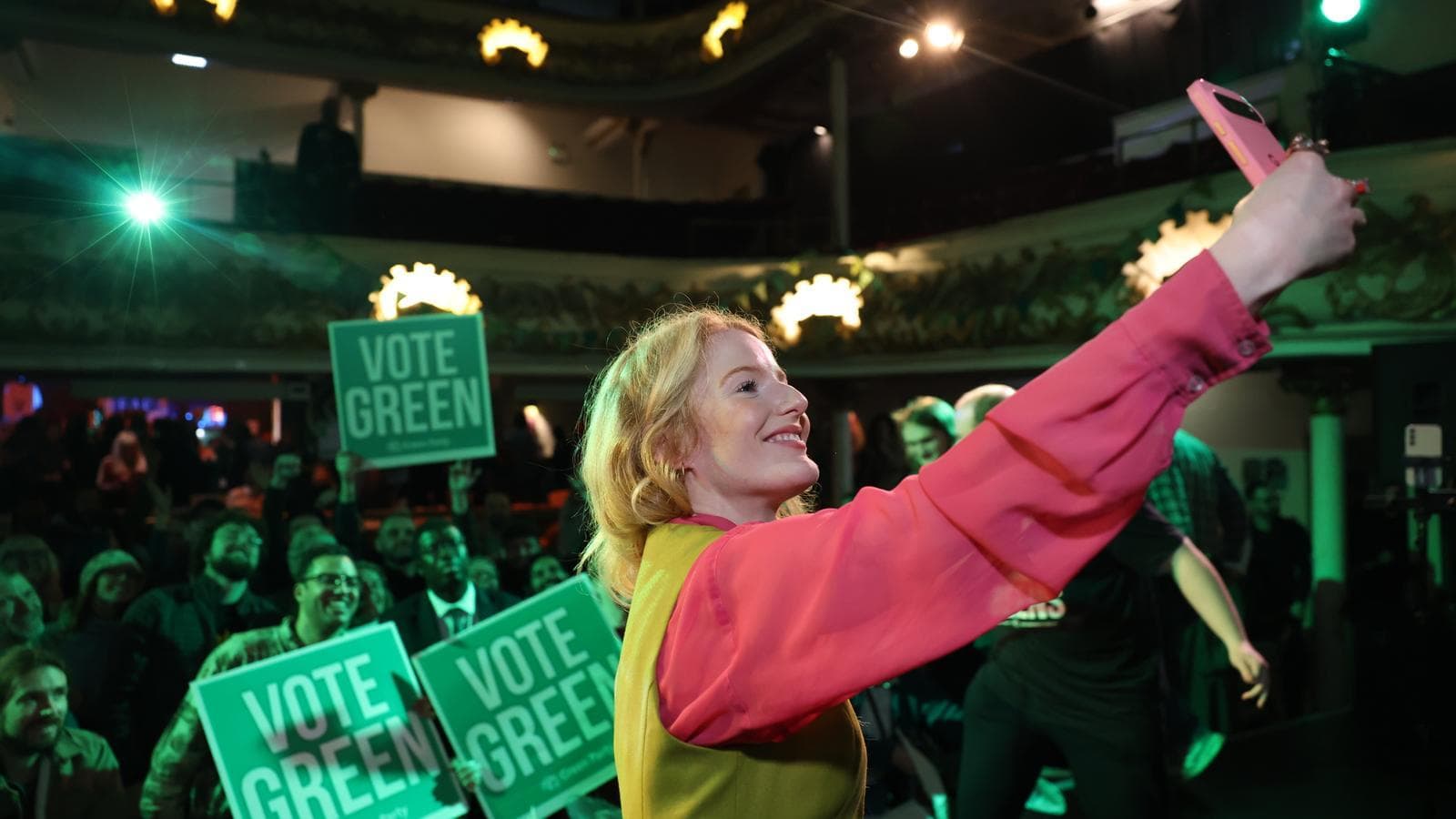 İşçi Partisi'nin Kalesi Düştü: Starmer'ın Liderliği Sallanıyor