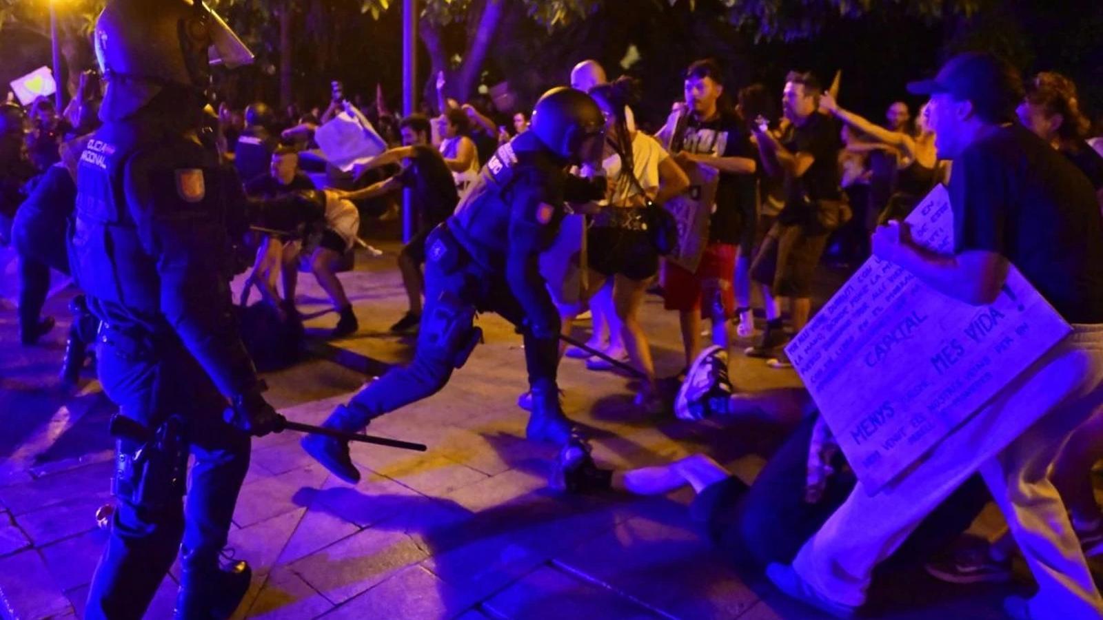 Palma'daki Gergin Gösteride Polis Müdahalesi: Yaralılar ve Tartışmalar