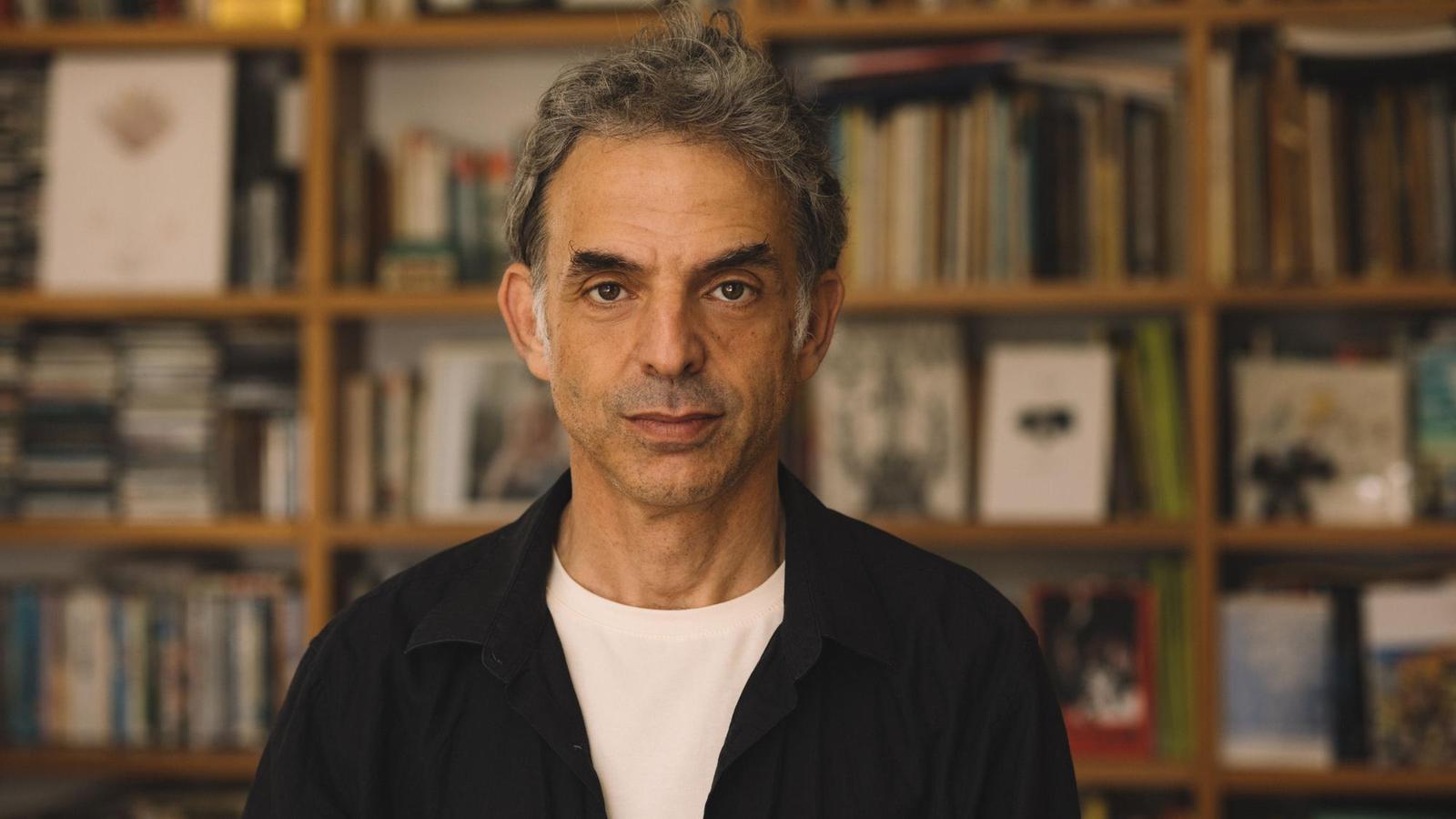 Etgar Keret'ten Sarsıcı Hikayeler: "Dünya Biterken Zeytin Yiyorum" ile Kahkahalar ve