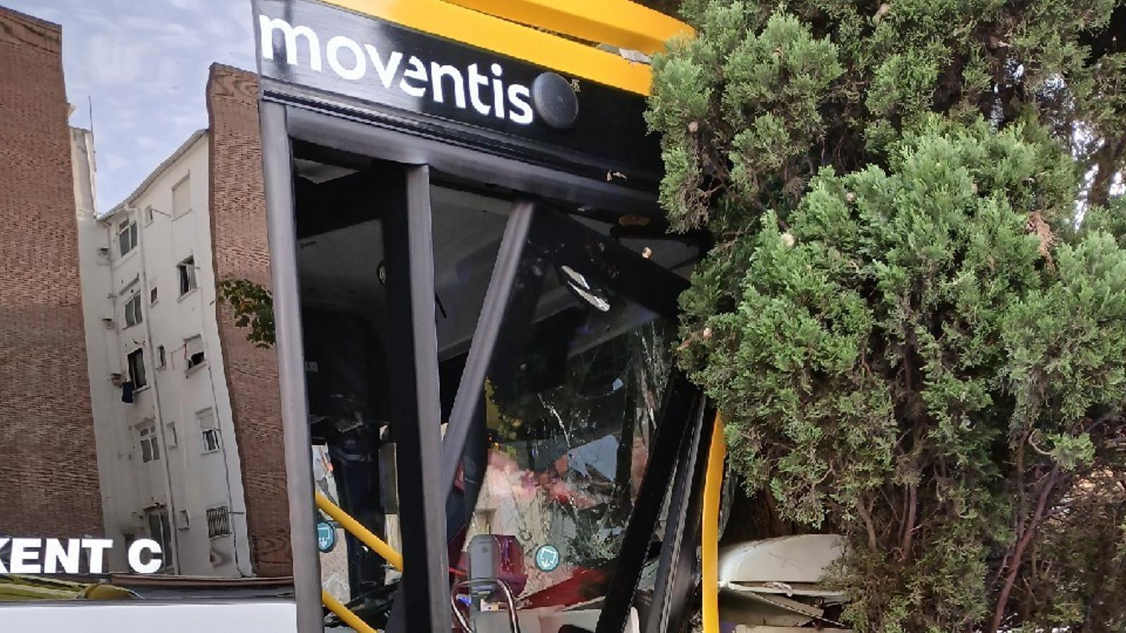 Cerdanyola del Vallès'te Otobüs Kazası: Beş Hafif Yaralı ve Kapsamlı Soruşturma