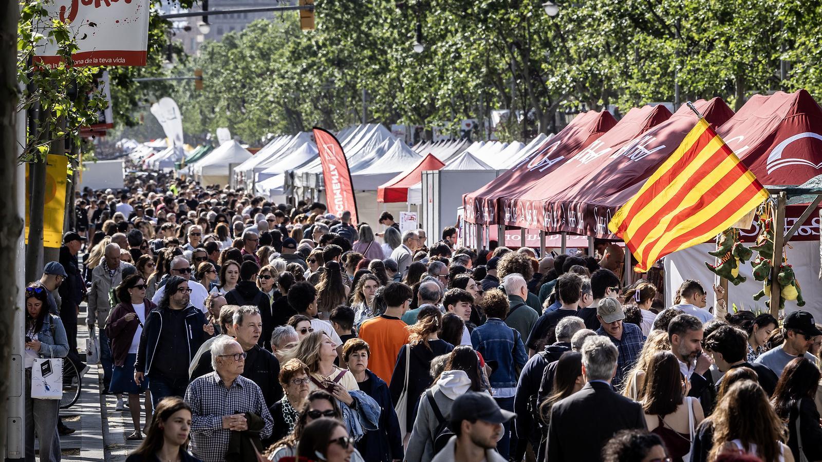 Barselona'nın Sant Jordi Festivali'nde Ulusal Polis Standı Tartışması