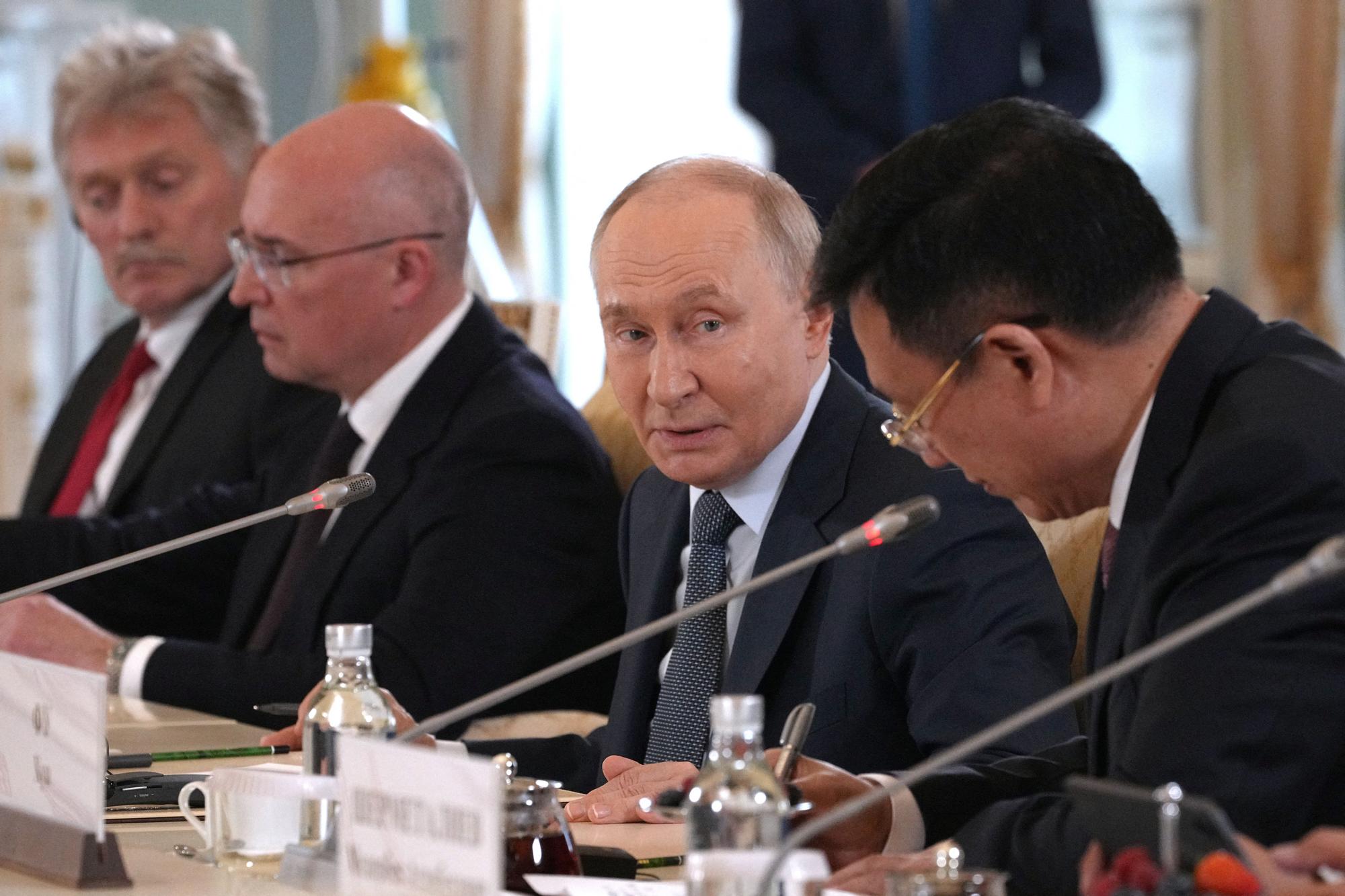 Zelenski'den Putin'e Sert Uyarı: "Savaş Bitmezse Kendi Hayatta Kalma Mücadelesini