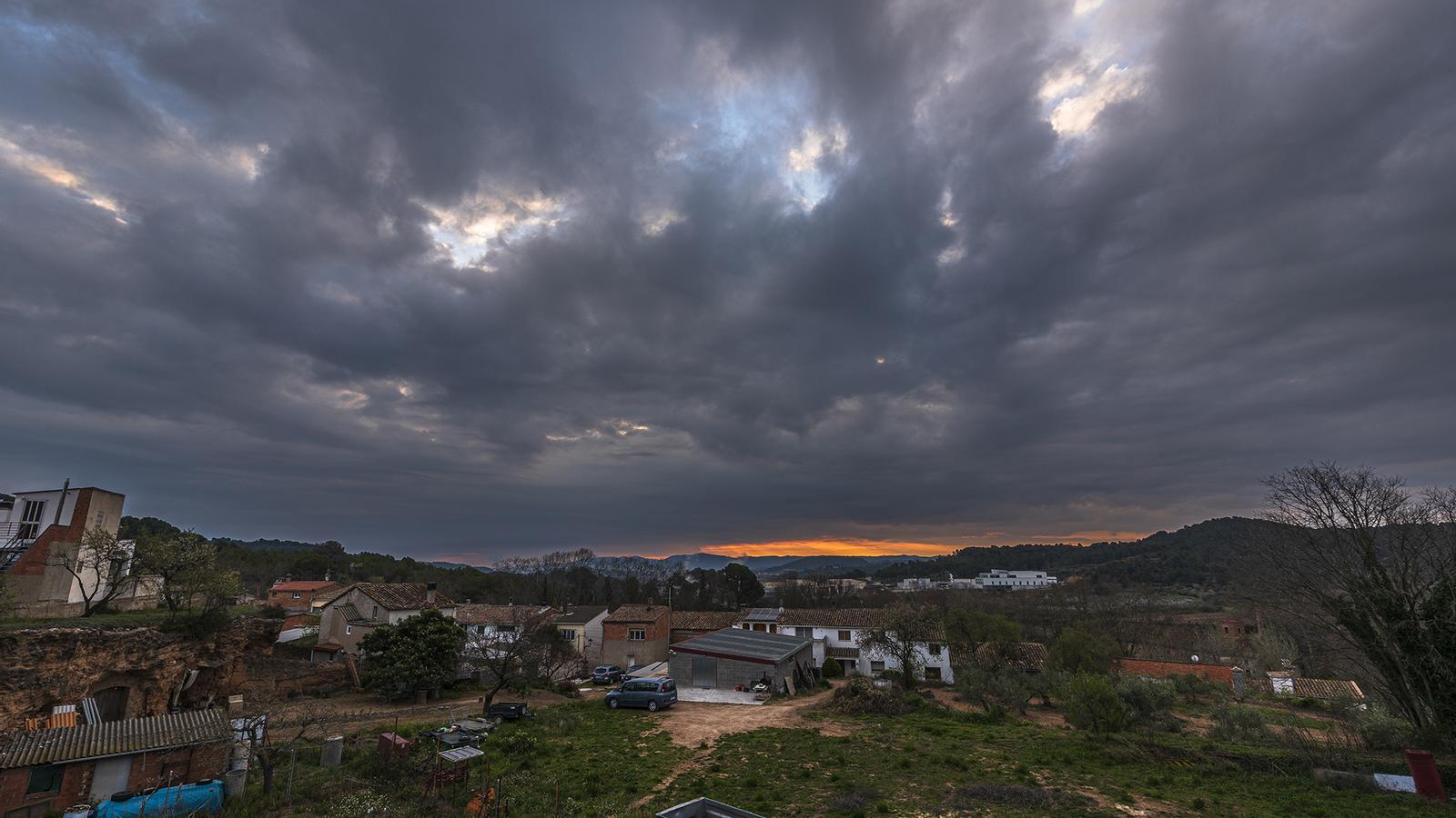 Katalonya'da Haftaya Bulutlu Başlangıç: Toz Taşınımı ve Beklenen Yağışlar