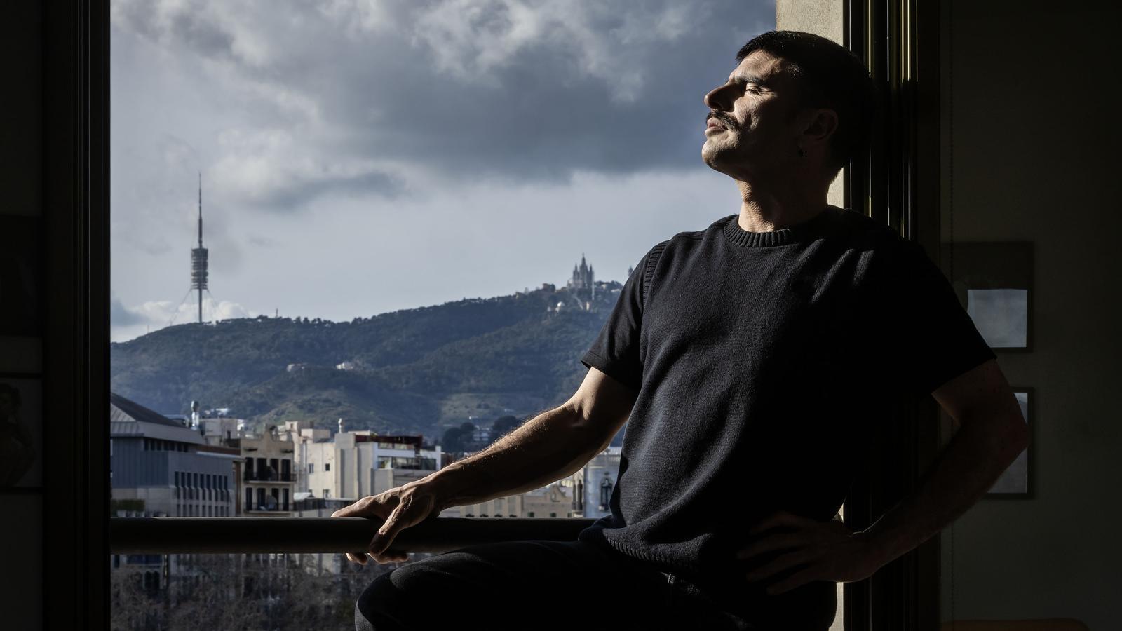 Rodrigo Cuevas: Gelenekseli Yeniden Tanımlayan Asturyalı Ozan Barselona'da