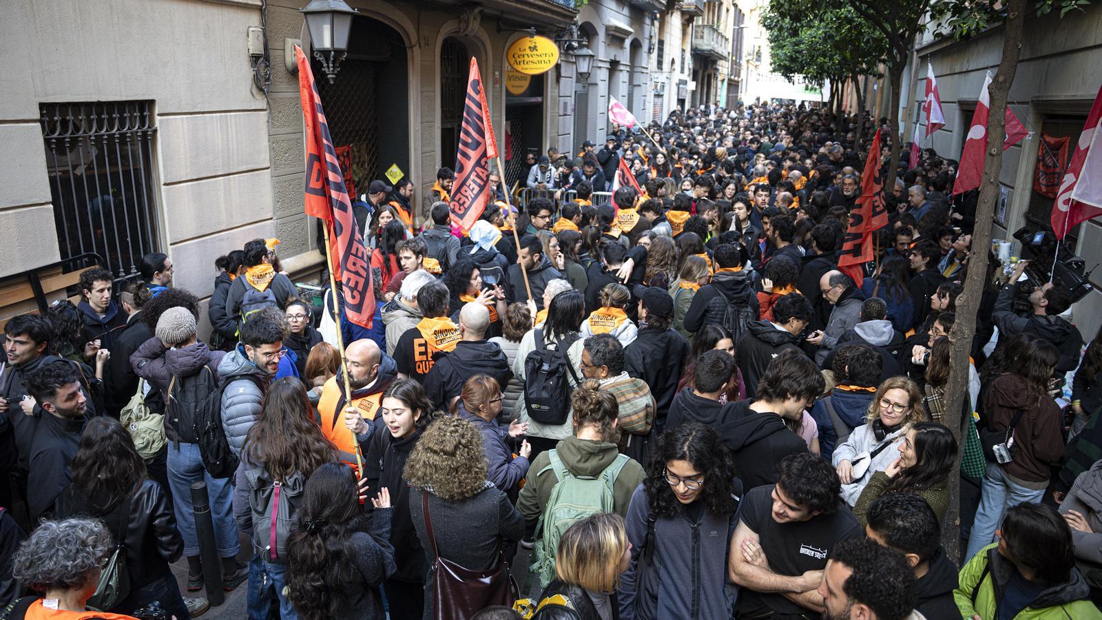 Barselona'da Komşu Direnişi Kazandı: Yabancı Fon, Tahliyeleri Durdurup Müzakere