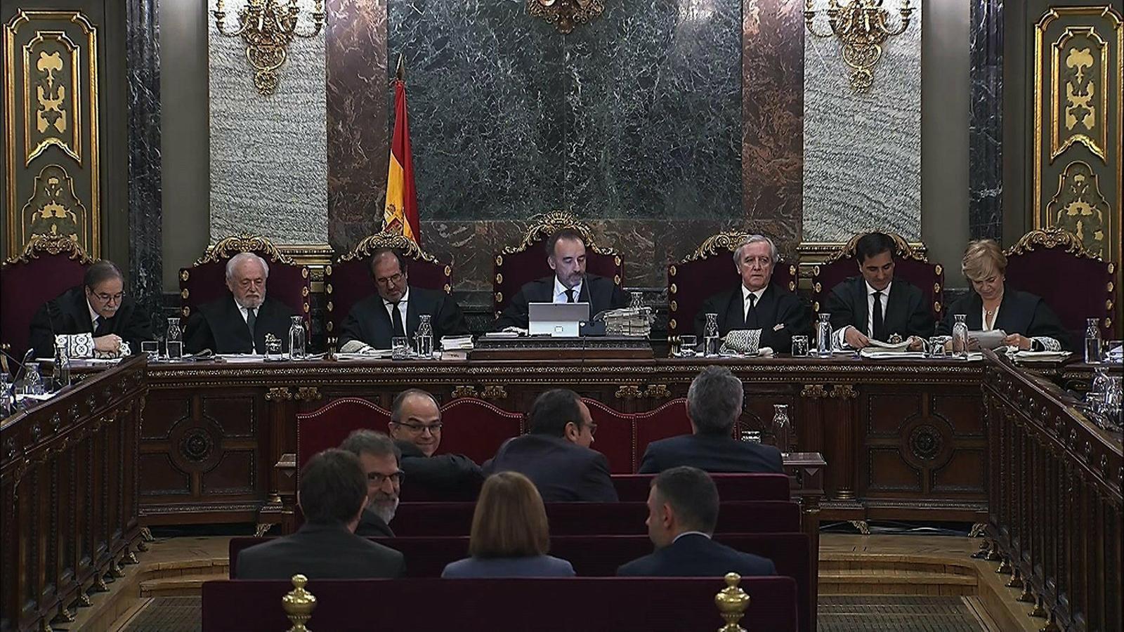 İspanya'da Af Yasası: Puigdemont ve Junqueras İçin Yüksek Mahkeme Engeli ve Gecikme Riski
