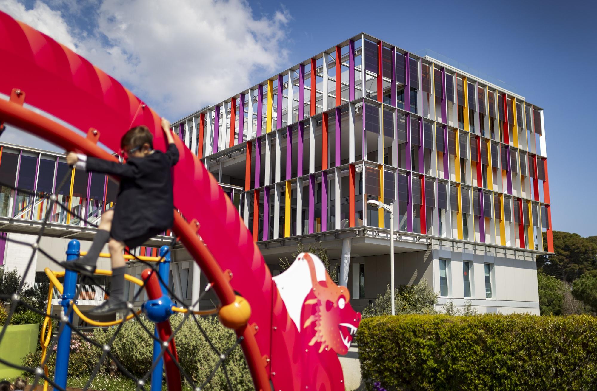 Barselona'da Kanserli Çocuk Akışı Tartışılıyor: Peru Bağlantısı ve Düzenleme İhtiyacı