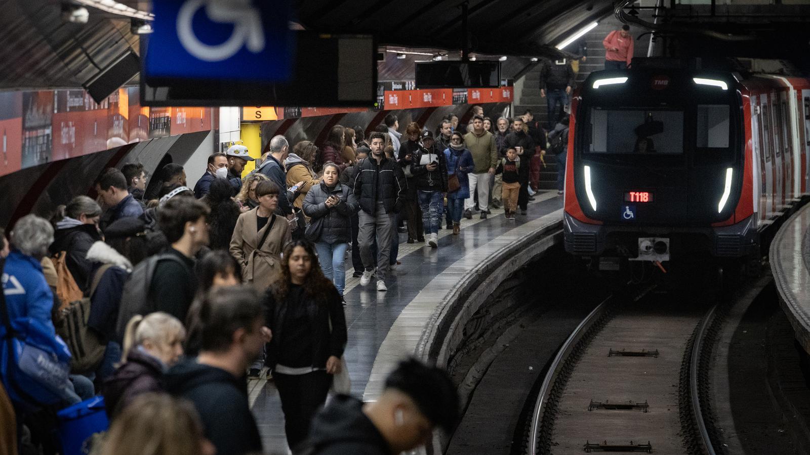 Rodalies Kaosu ve Otobüslerin Başarısı Barselona Metrosunu Felç Etti: Fabra i Puig'de