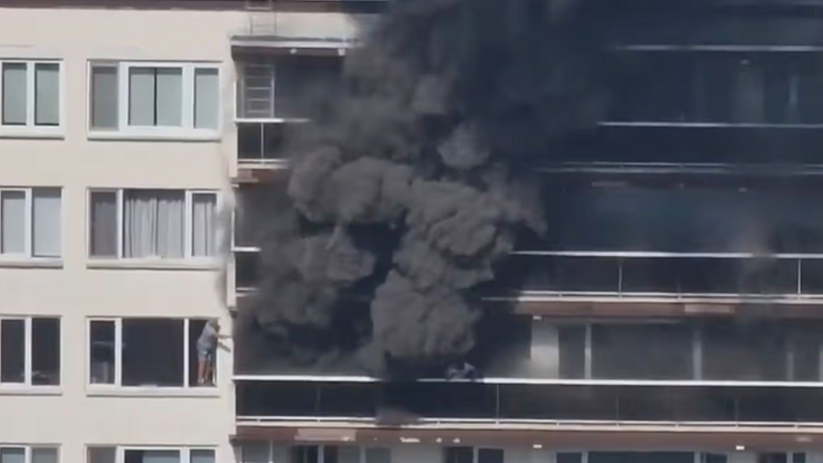 Belçika'nın Anvers Kentinde Yüksek Katlı Binada Yangın: Can Kaybı Var