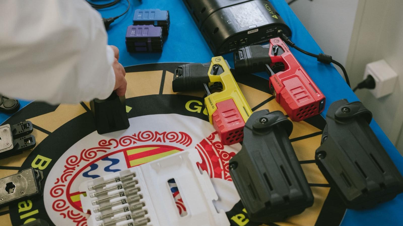 Badalona'da Yerel Polise Yeni Nesil Taser: Güvenlik Tartışmalarının Odağı
