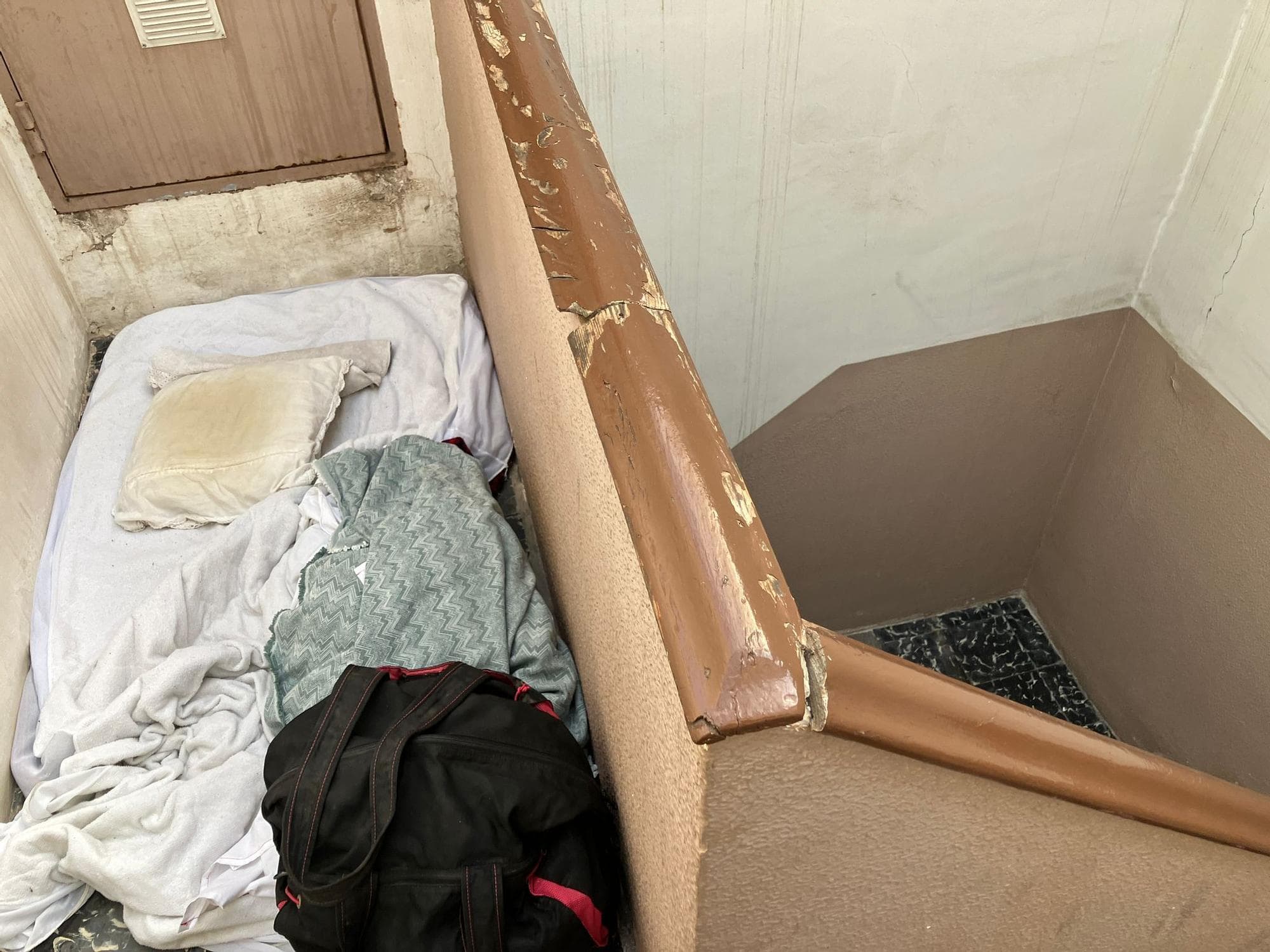 Görünmez Evsizlik: Merdiven Boşluğundan Otobüslerde Geçen Hayatlar