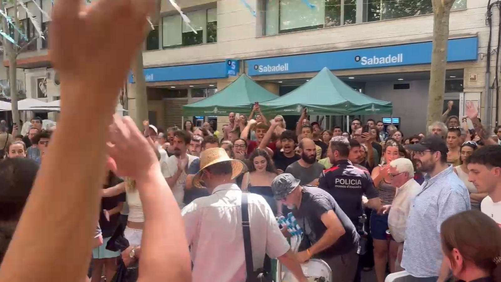 **Katalonya'da Siyasi Gerilim: Aşırı Sağ Parti Festivalden Kovuldu**