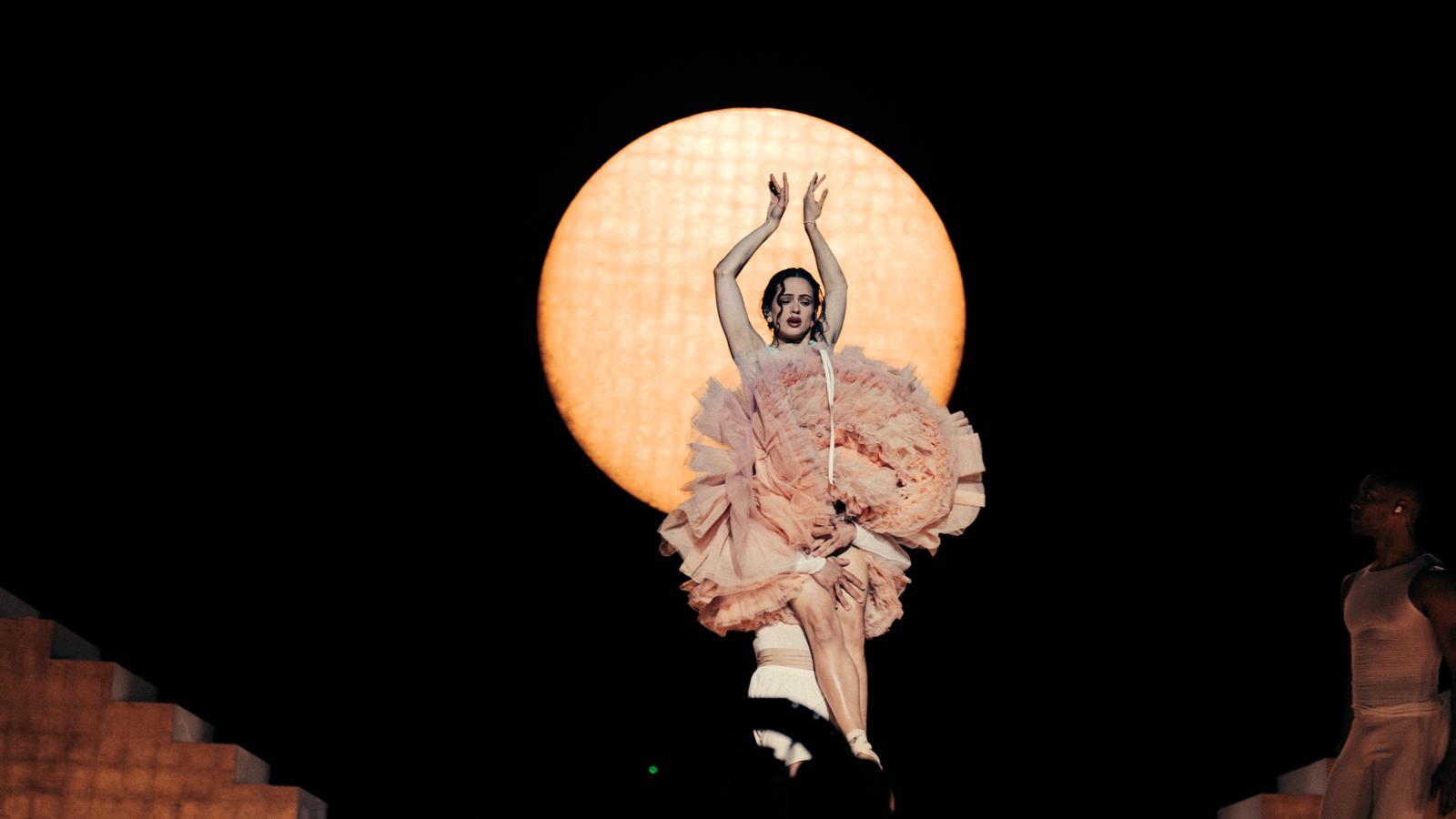 Rosalía'dan Madrid'de Duygusal Açılış: 'Lux' Turnesi Başladı