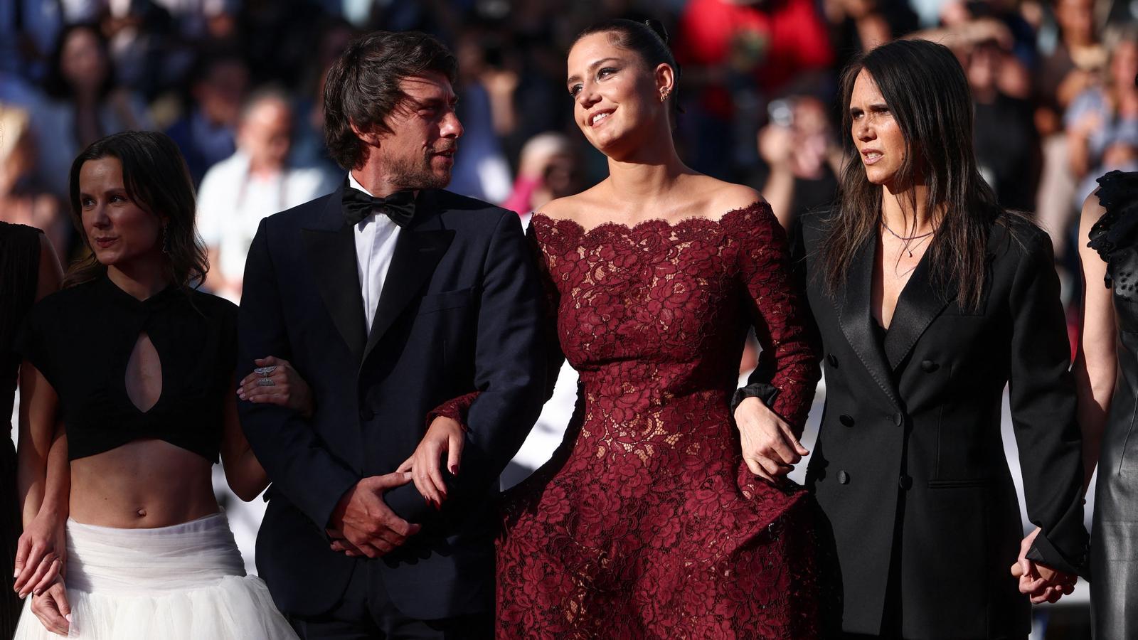 Adèle Exarchopoulos: Cannes'dan Gelen Yıldızın Parlak Dönüşü