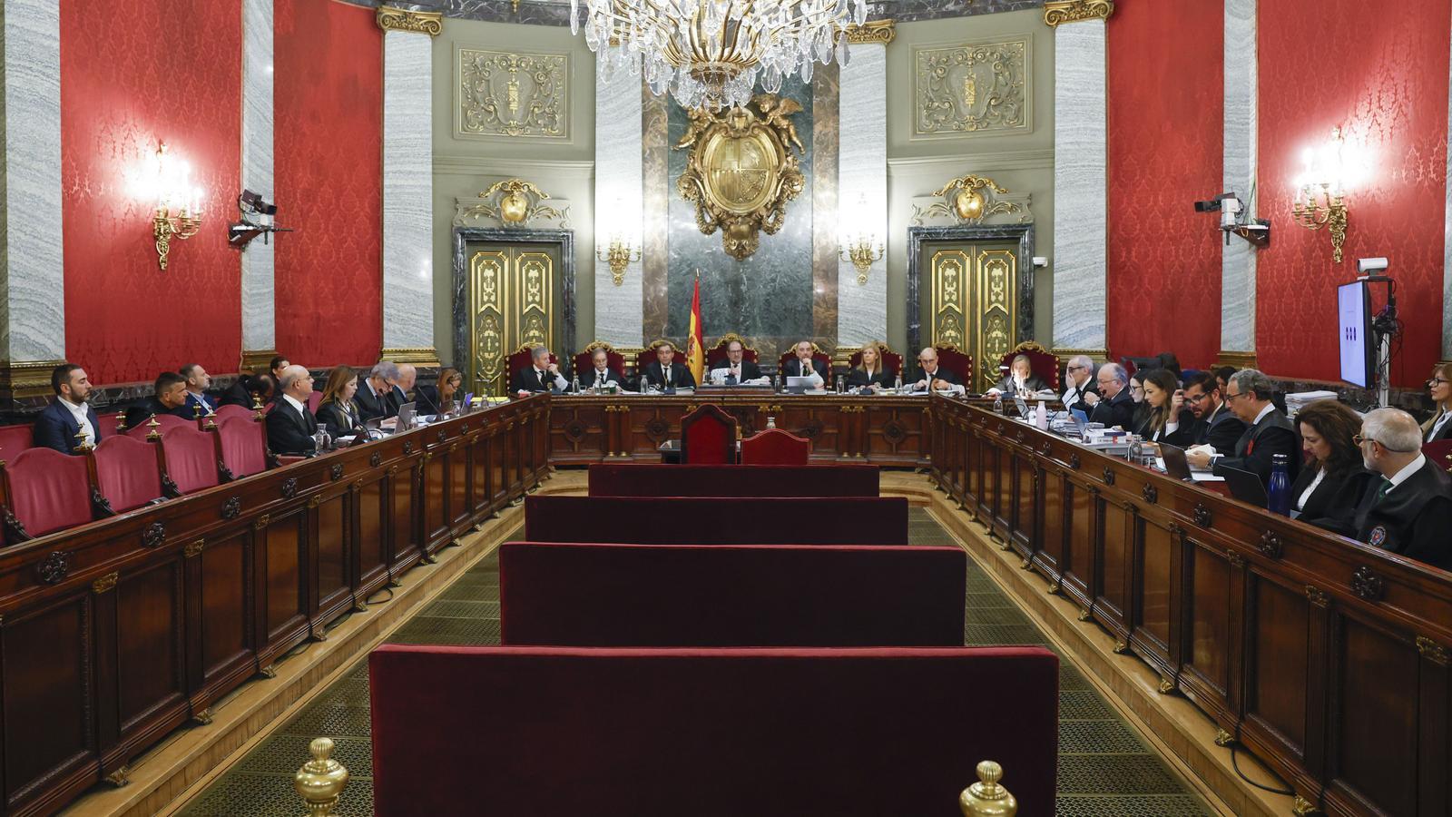 İspanya'da 'Maske Skandalı' Davası: Carlos Carrizosa Neden Ábalos'un Karşısında?