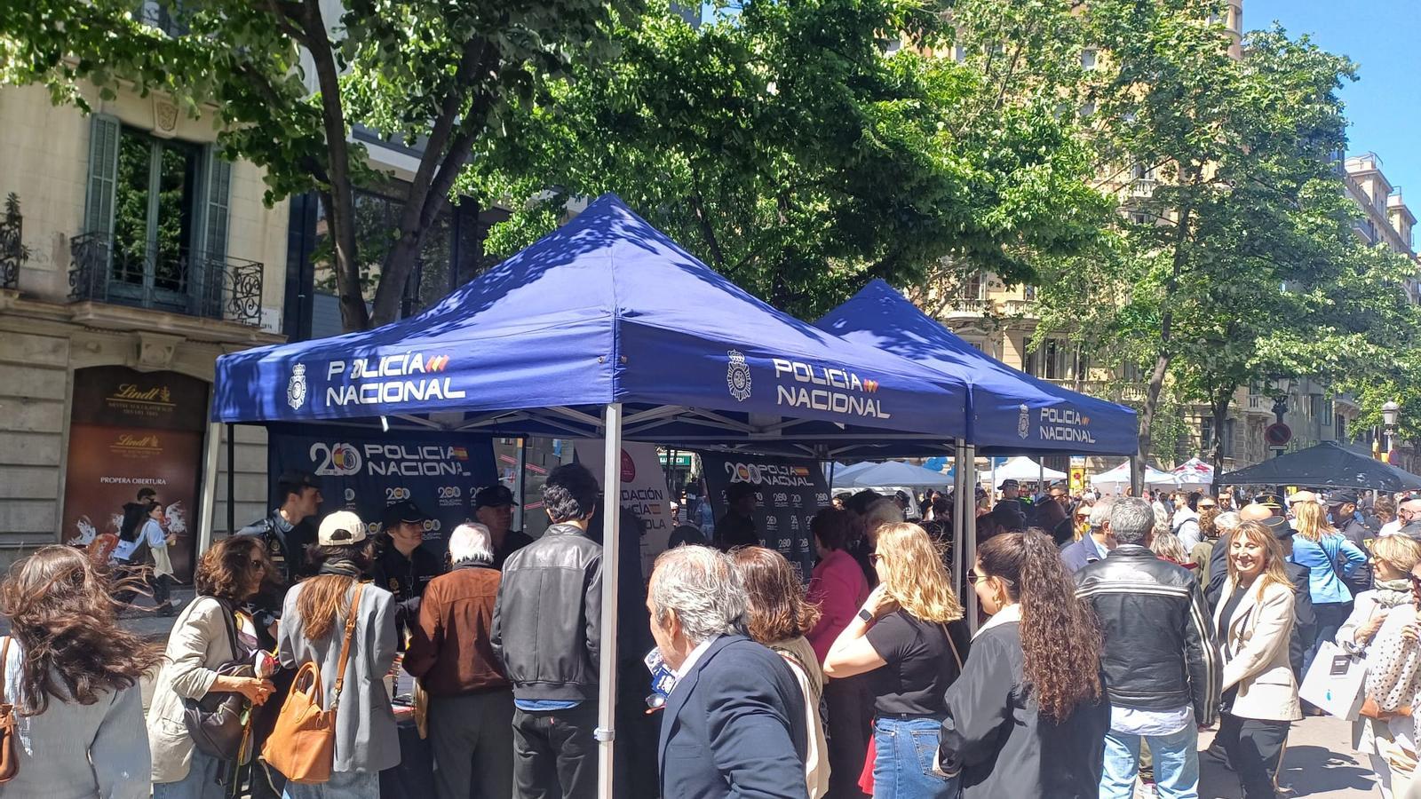 Barselona'da Tarihi İlk: İspanyol Ulusal Polisi Sant Jordi'de Stand Açtı
