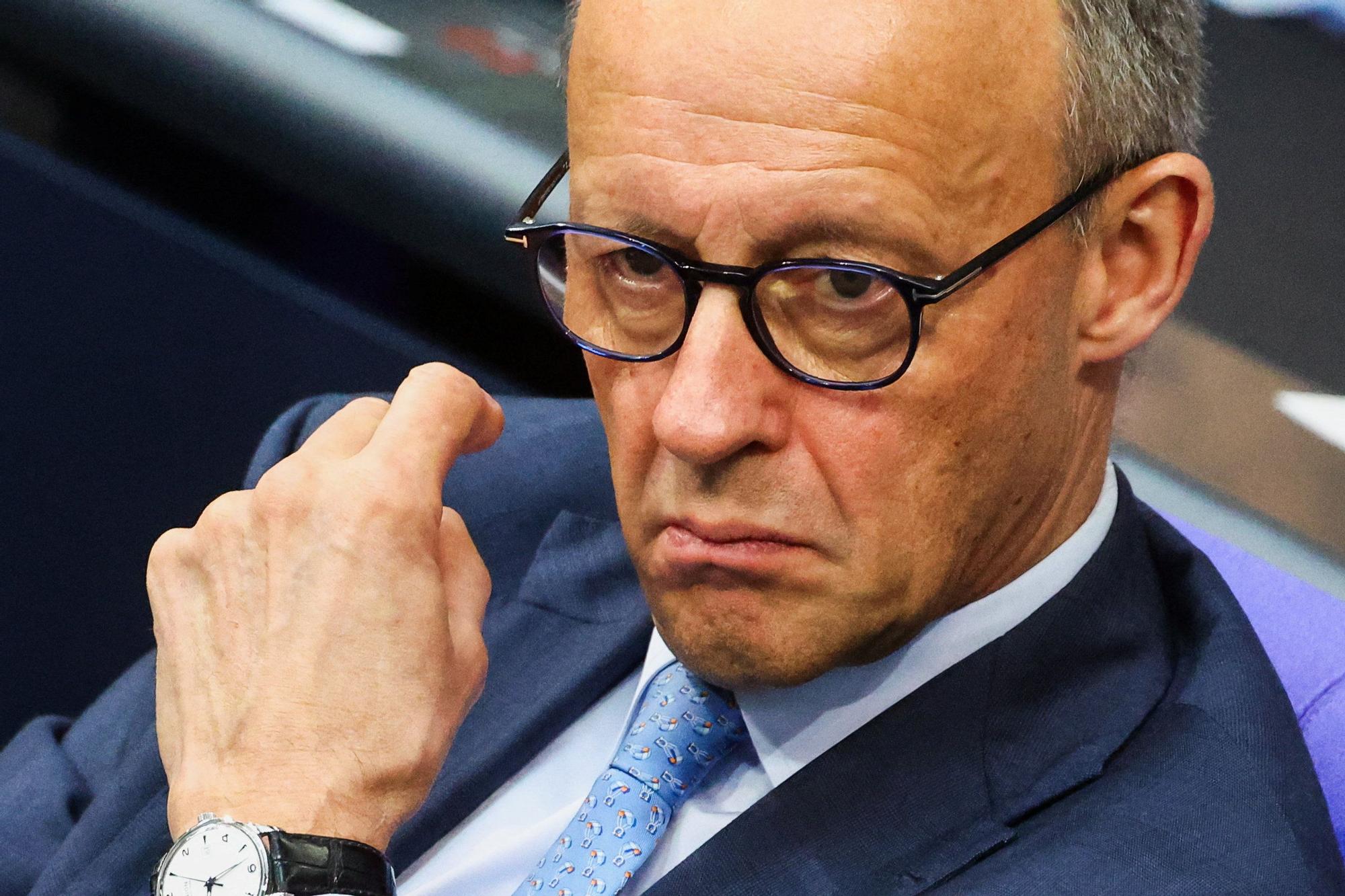 Friedrich Merz'in Popülaritesi Dipte: Alman Muhalefet Lideri İçin Zorlu Süreç