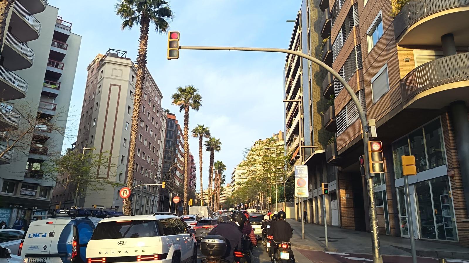 Barselona'da Motosiklet Kazası: Ronda del General Mitre'de Trafik Felci