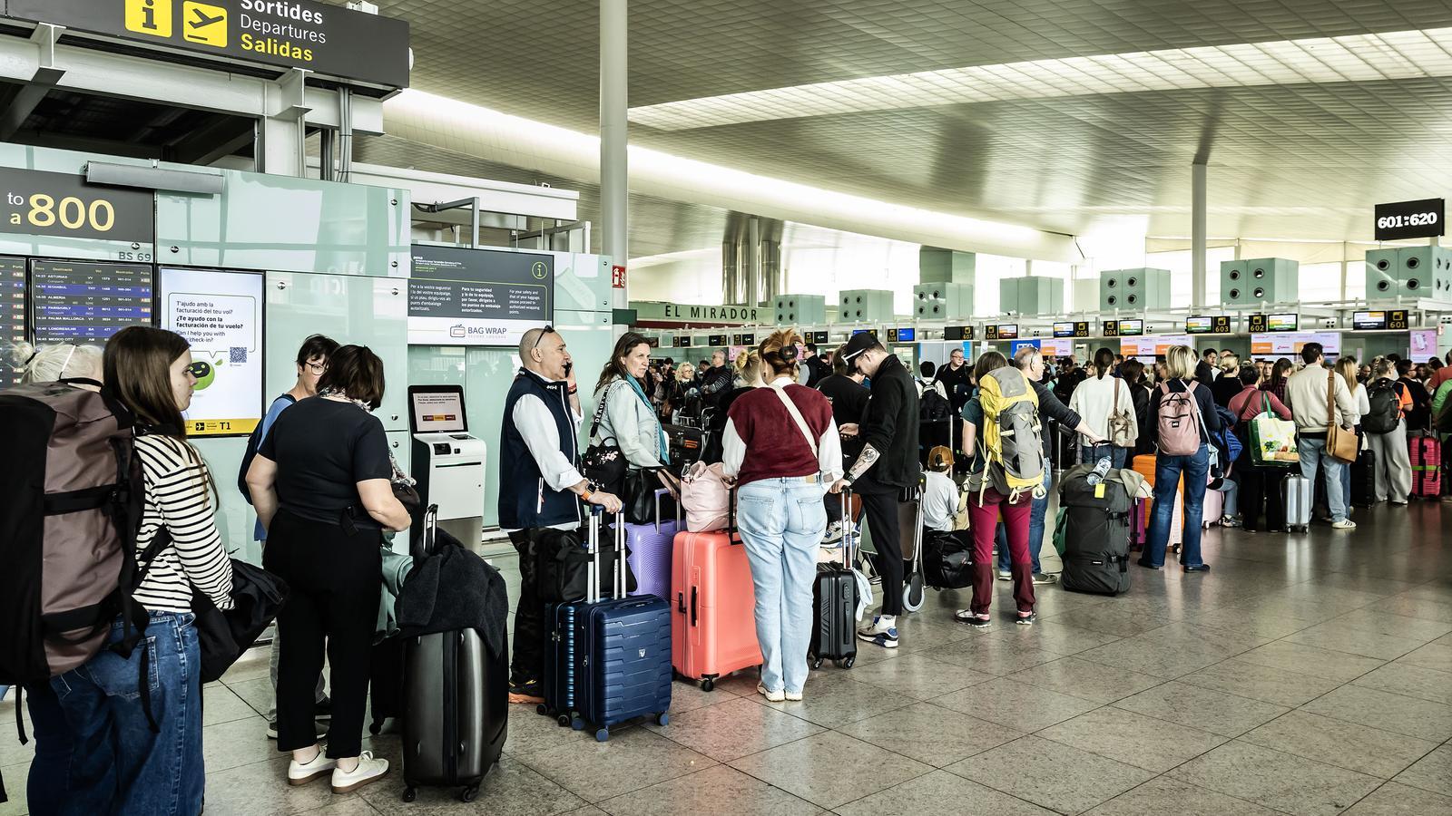 El Prat Havalimanı Yakıt Kıtlığı Endişelerine Rağmen Yaz Programını Koruyor