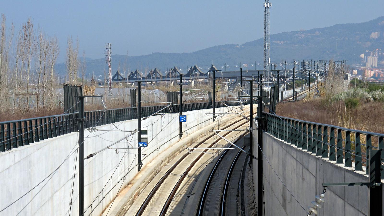 **İspanya'da Şiddetli Yağış Uyarısı: Renfe Tren Seferlerini Askıya Aldı**