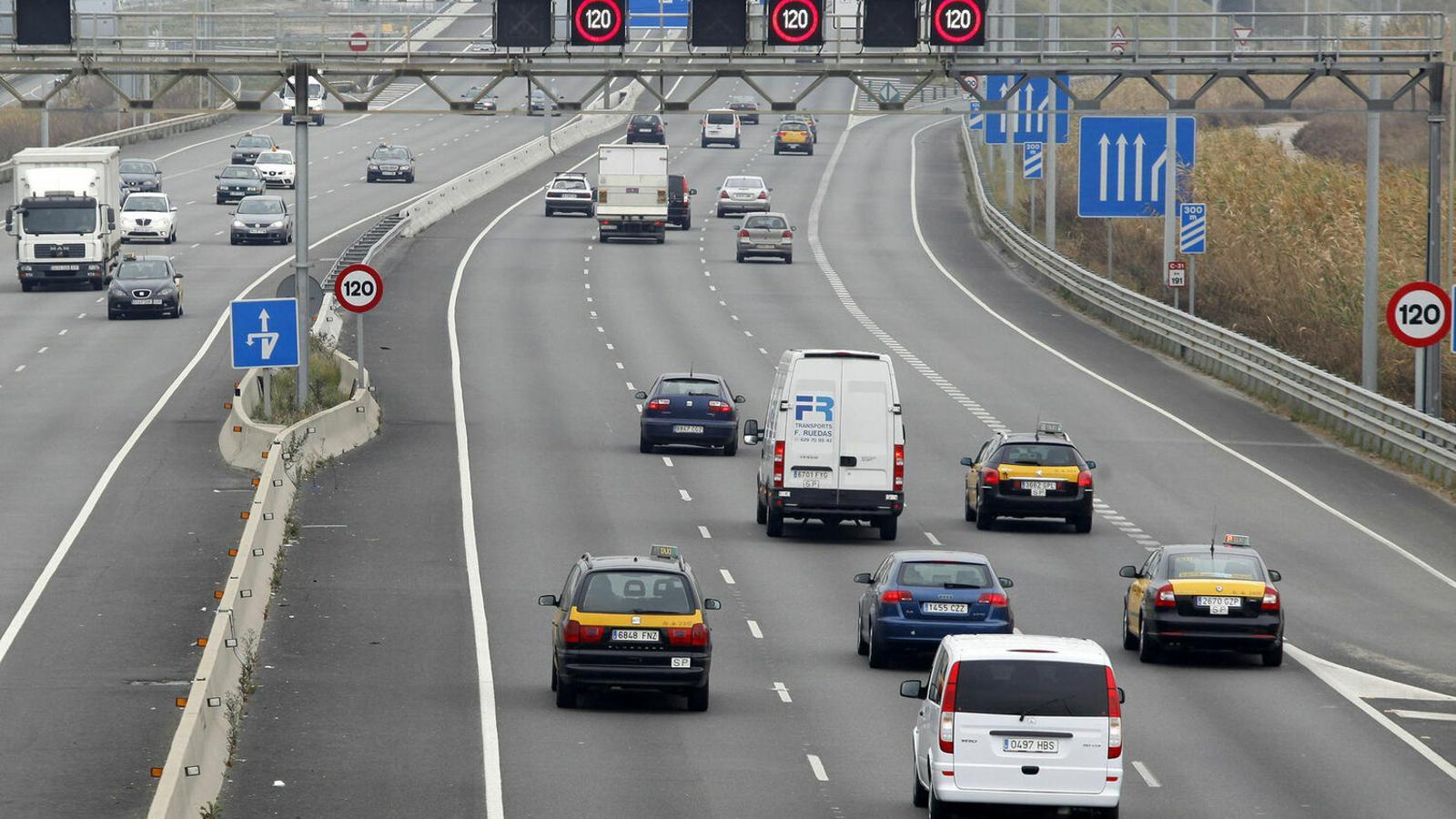 Katalonya'da Kamyon Kazası Sonrası AP-7 Otoyolu Barselona Yönü Yeniden Açıldı